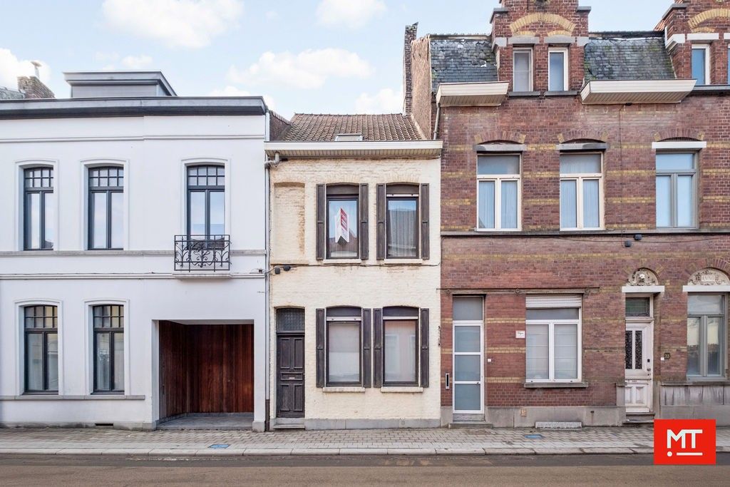 Hoofdfoto van de publicatie: Te renoveren woning met 3 slaapkamers (+ mogelijk) en stadskoer in Kortrijk