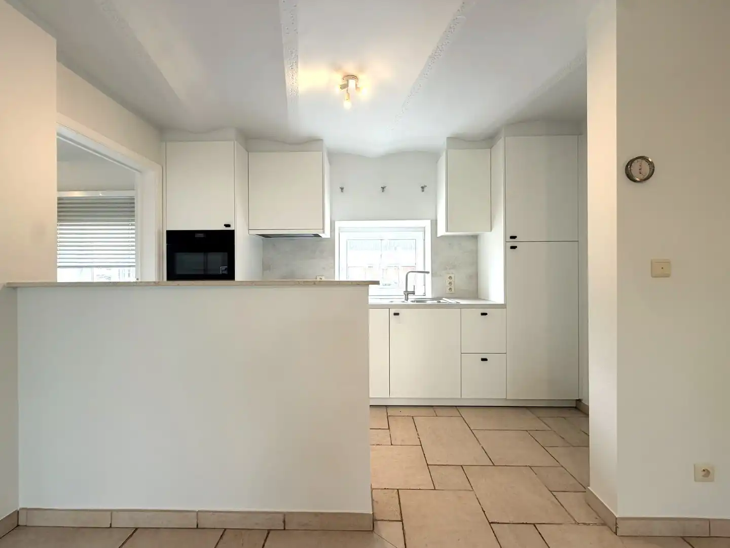 Bijzonder charmante benedenwoonst met 1 slaapkamer, veranda, terras en twee autostandplaatsen foto 14