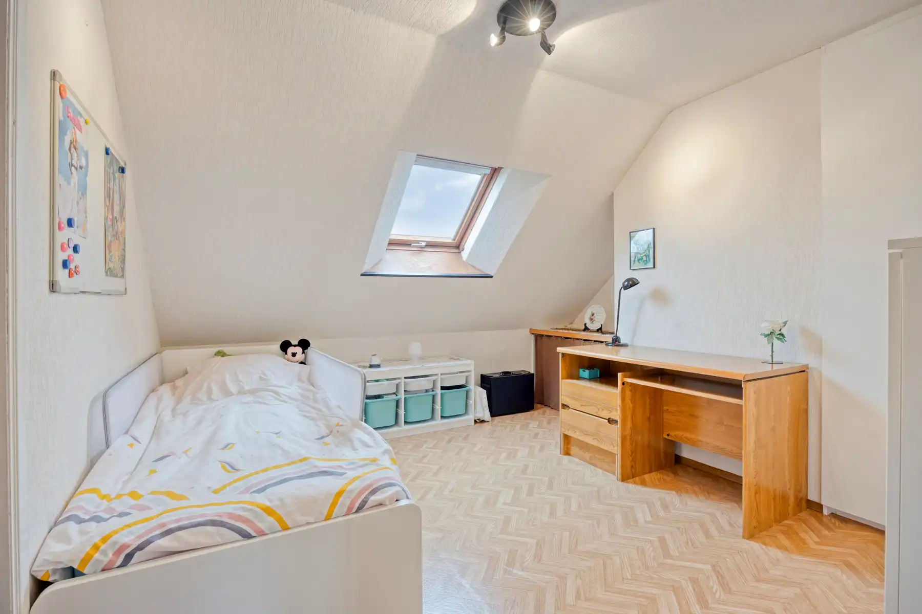 Karaktervolle woning met omheinde tuin en veel staanplaatsen foto 20