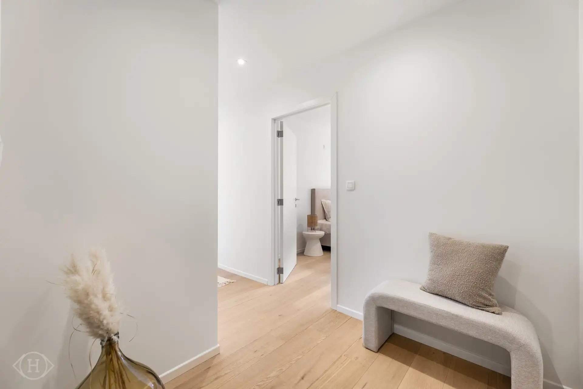 Volledig gerenoveerd 2-slpk appartement met garagebox foto 13