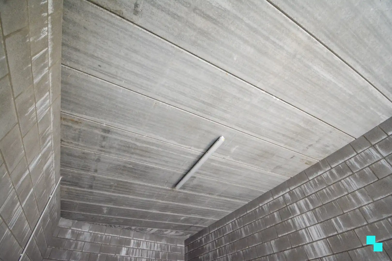Recente dubbele garagebox te huur in Houthulst foto 5