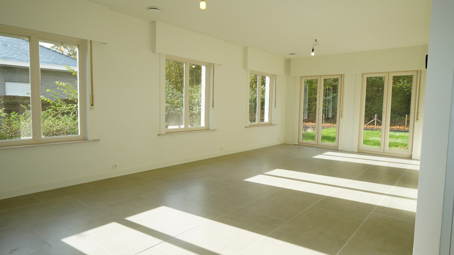 Volledig gerenoveerde bungalow met tuin en dubbele garage te Waasmunster foto 2