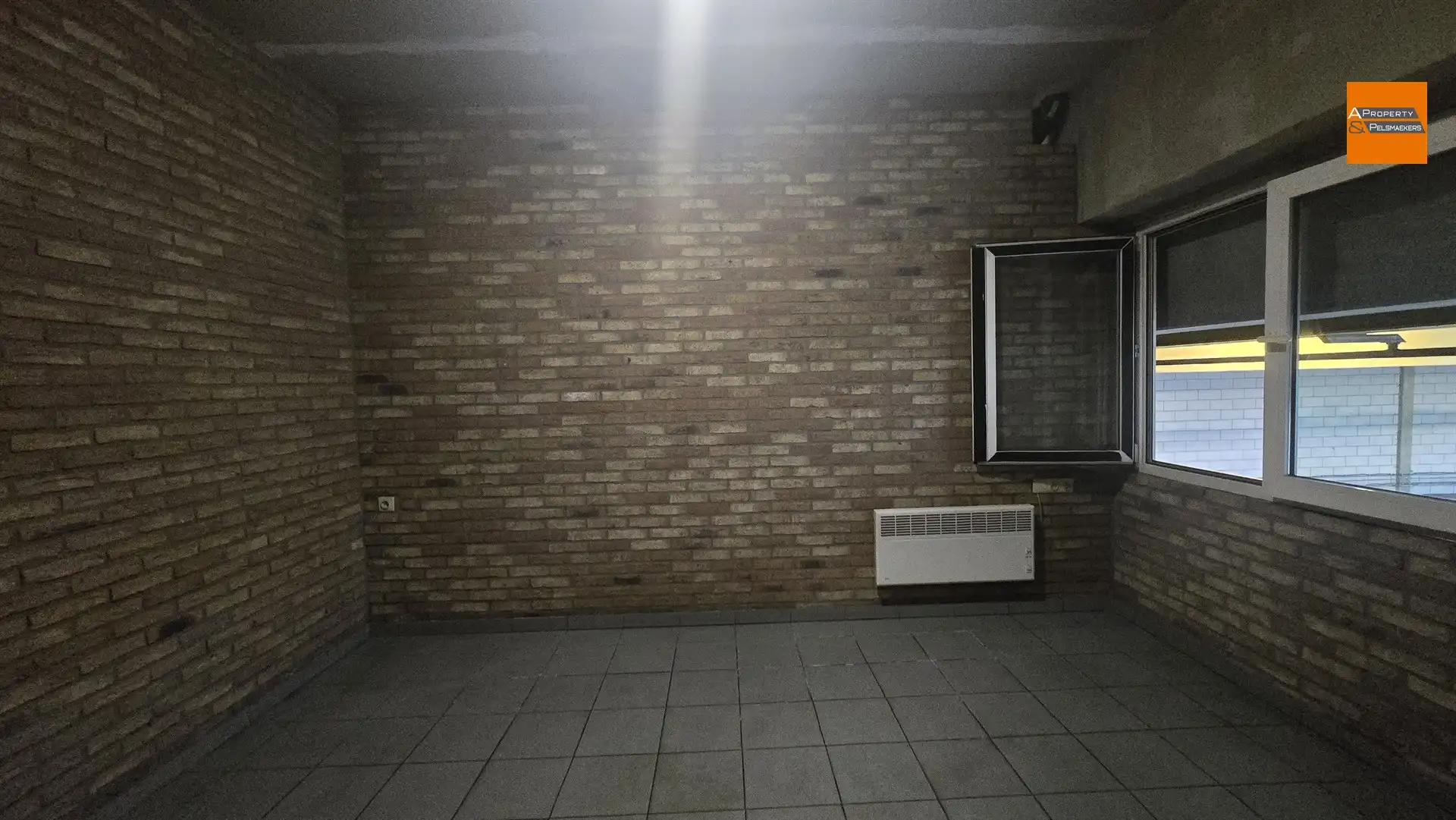 Groot Magazijn/Atelier (1050 m²) met Kantoorruimte (140 m²) te Laken (Mutsaard) foto 24