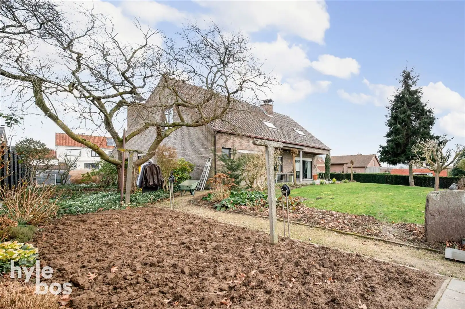 Ruime open bebouwing met 4 slaapkamers, garage en tuin in zeer rustige ligging foto 26