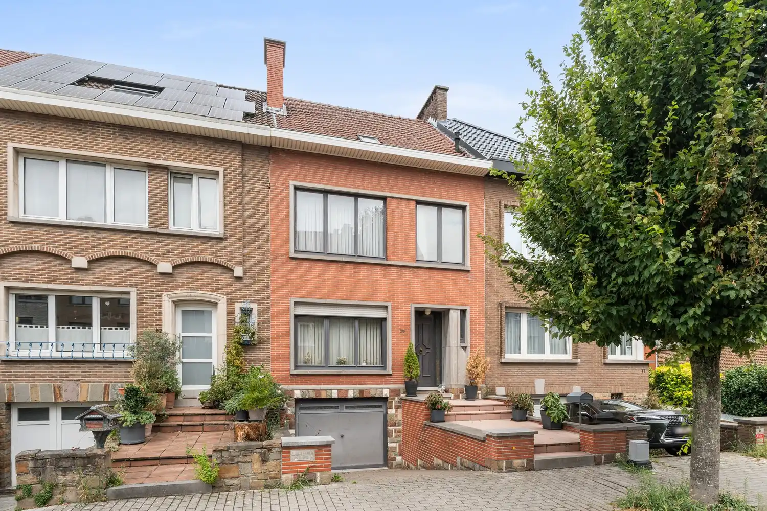 Ruime gezinswoning met 3 slaapkamers, tuin, garage en uitbreidingsmogelijkheden foto {{pictureIndex}}
