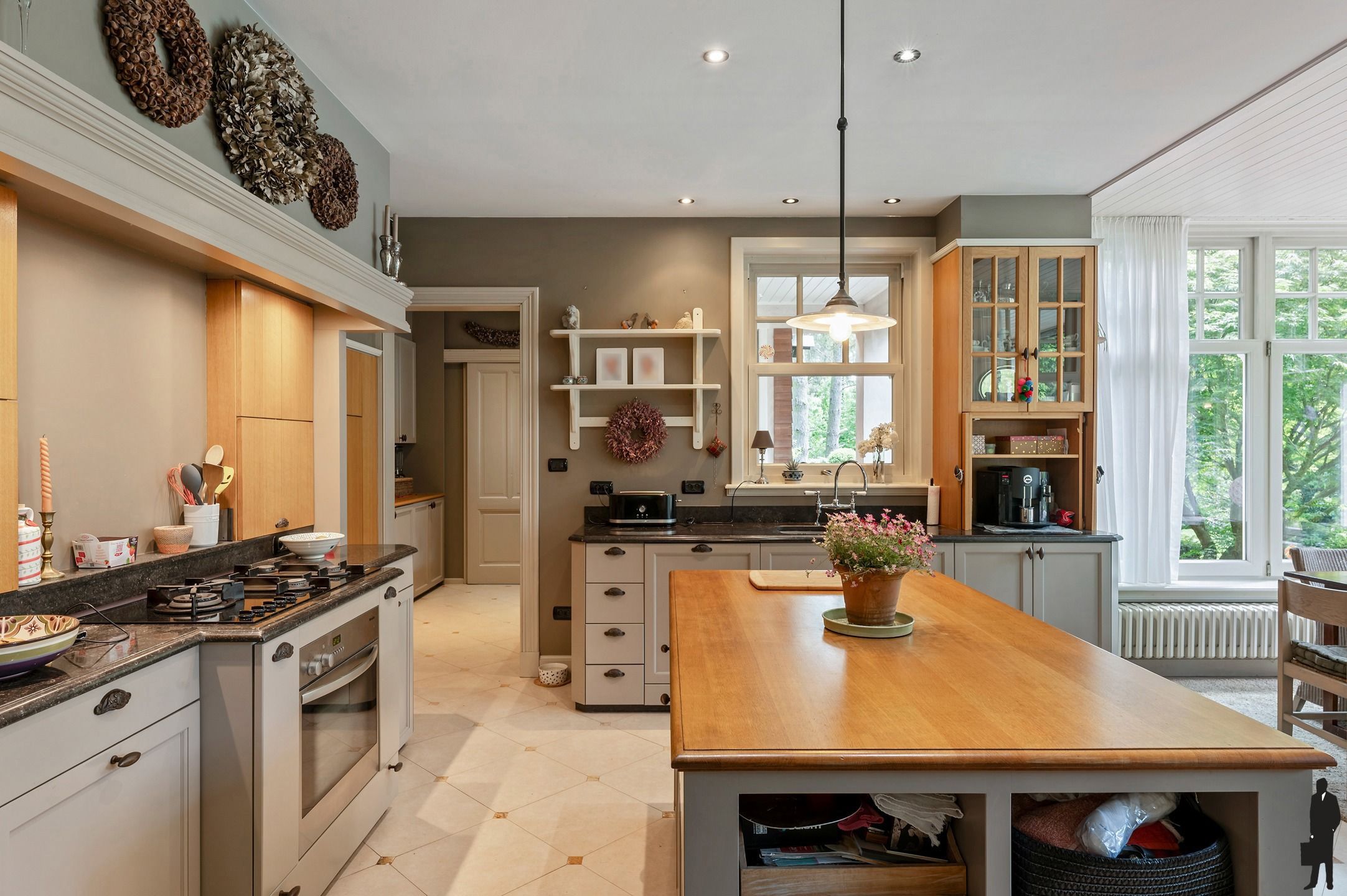 Exclusieve en uniek gelegen Engelse cottagevilla met orangerie, zwembad en aanpalende bouwgrond op ca. 1,9 ha in bosrijke omgeving. foto 7