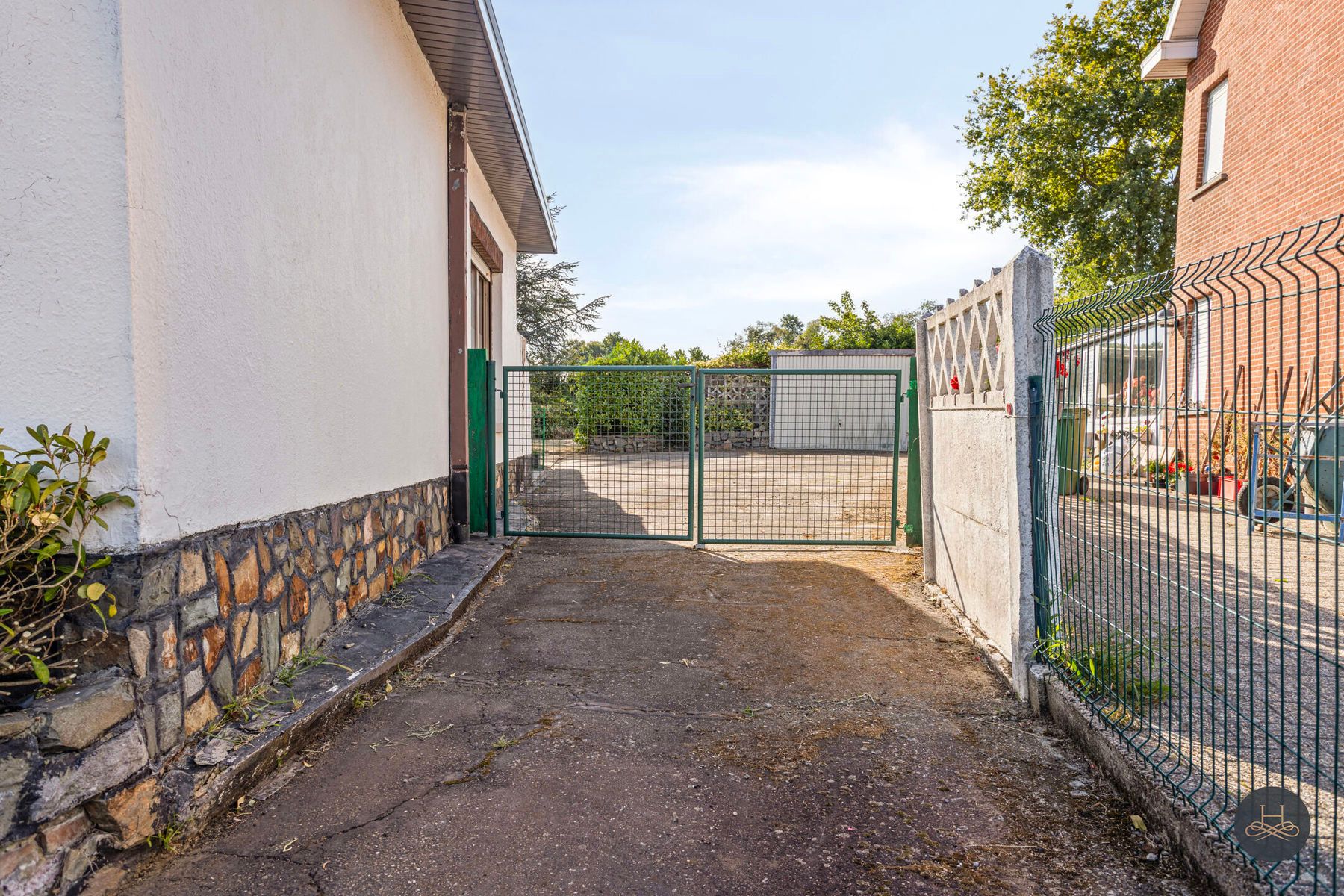 Karaktervolle en ruime halfopen woning met leuke tuin foto 23