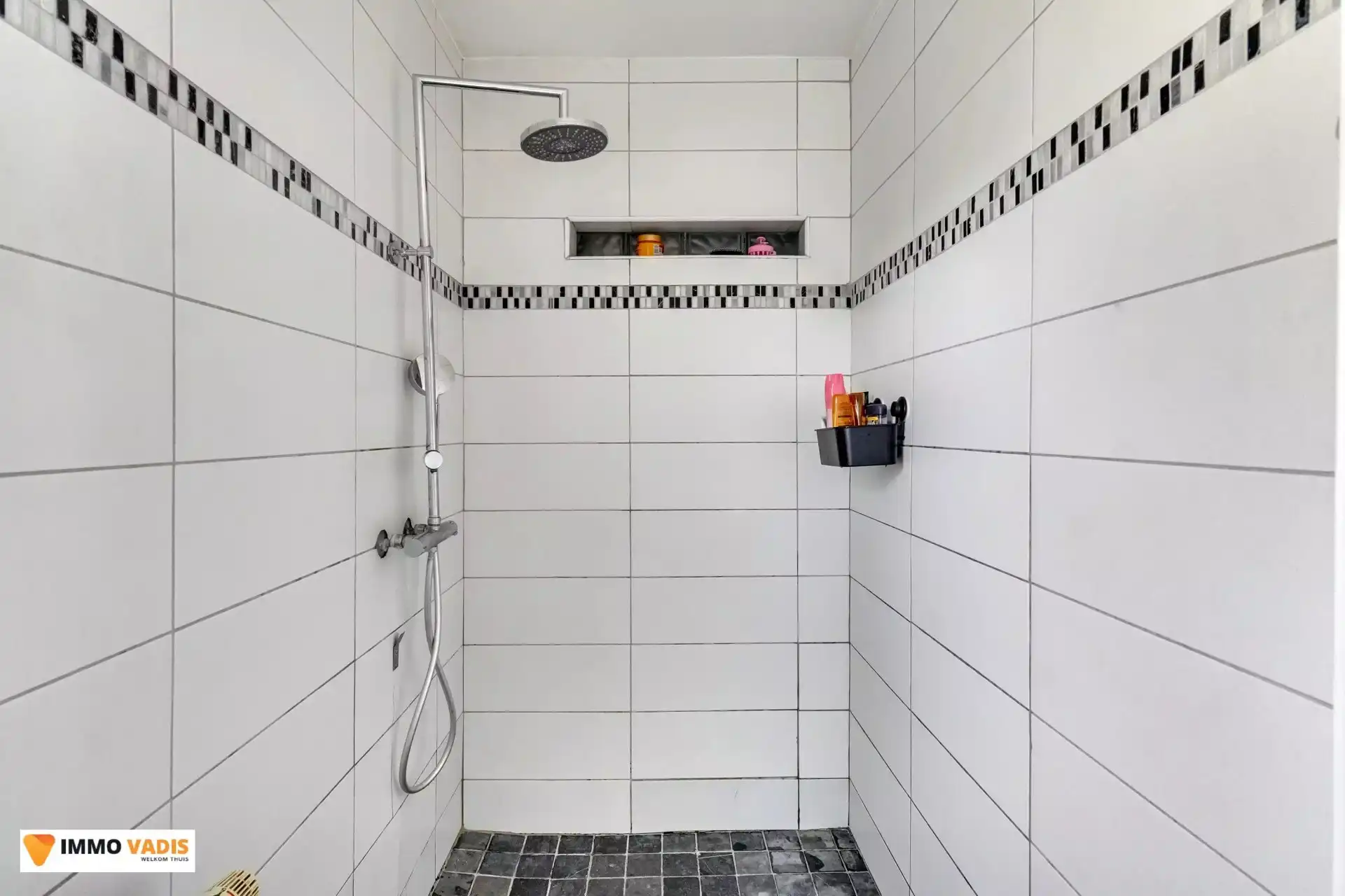 Ruime halfopen bebouwing met drie slaapkamers en tuin foto 10