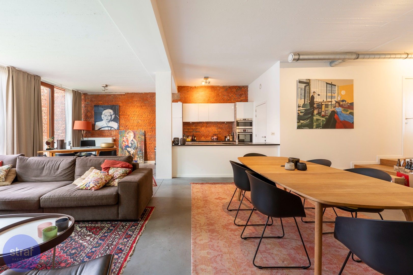 Moderne loft met open leefruimte en gezellige stadstuin in Berchem foto {{pictureIndex}}