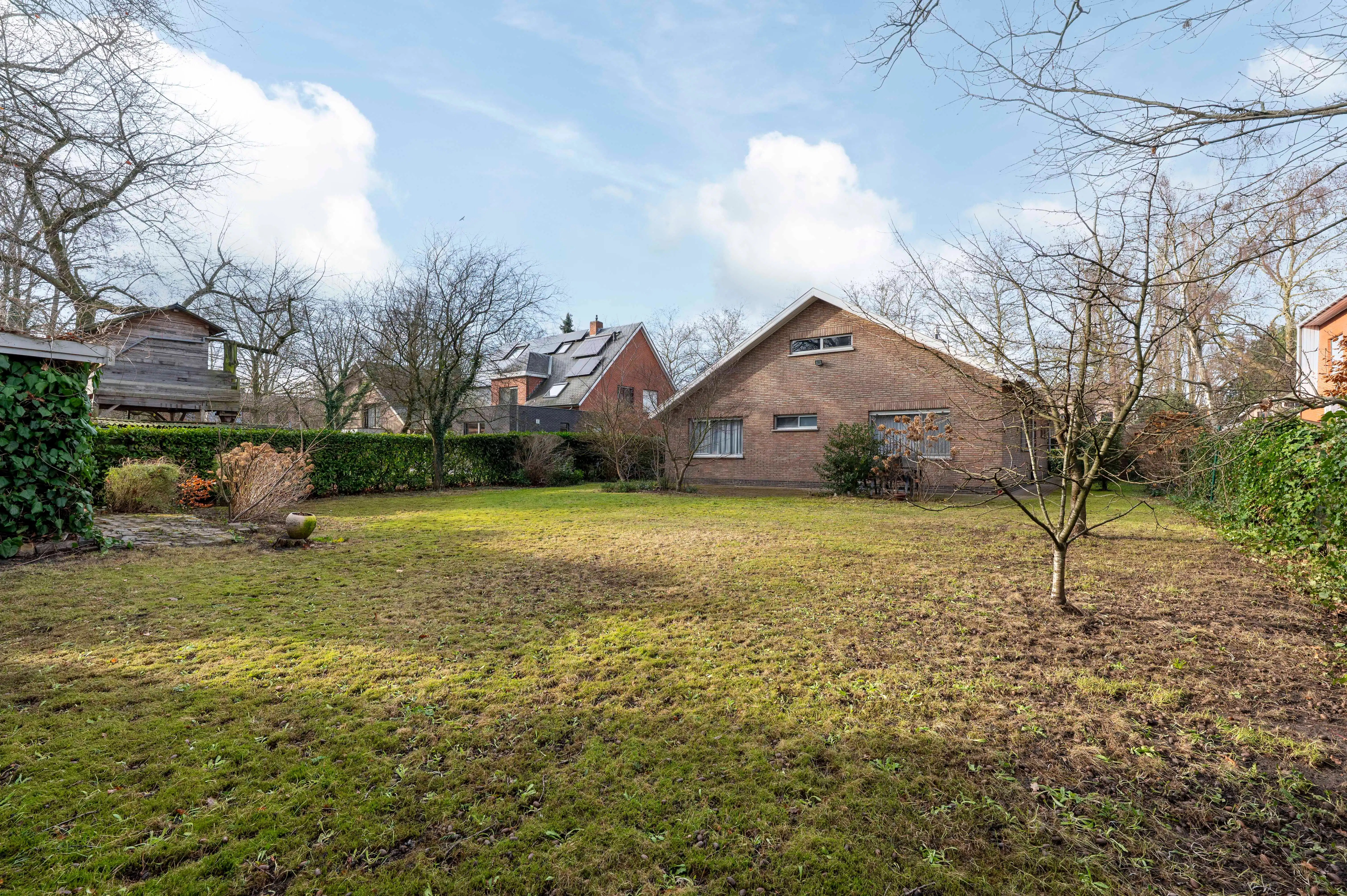 Hoofdfoto van de publicatie: Te renoveren laagbouwvilla in een gegeerde wijk in Ekeren!