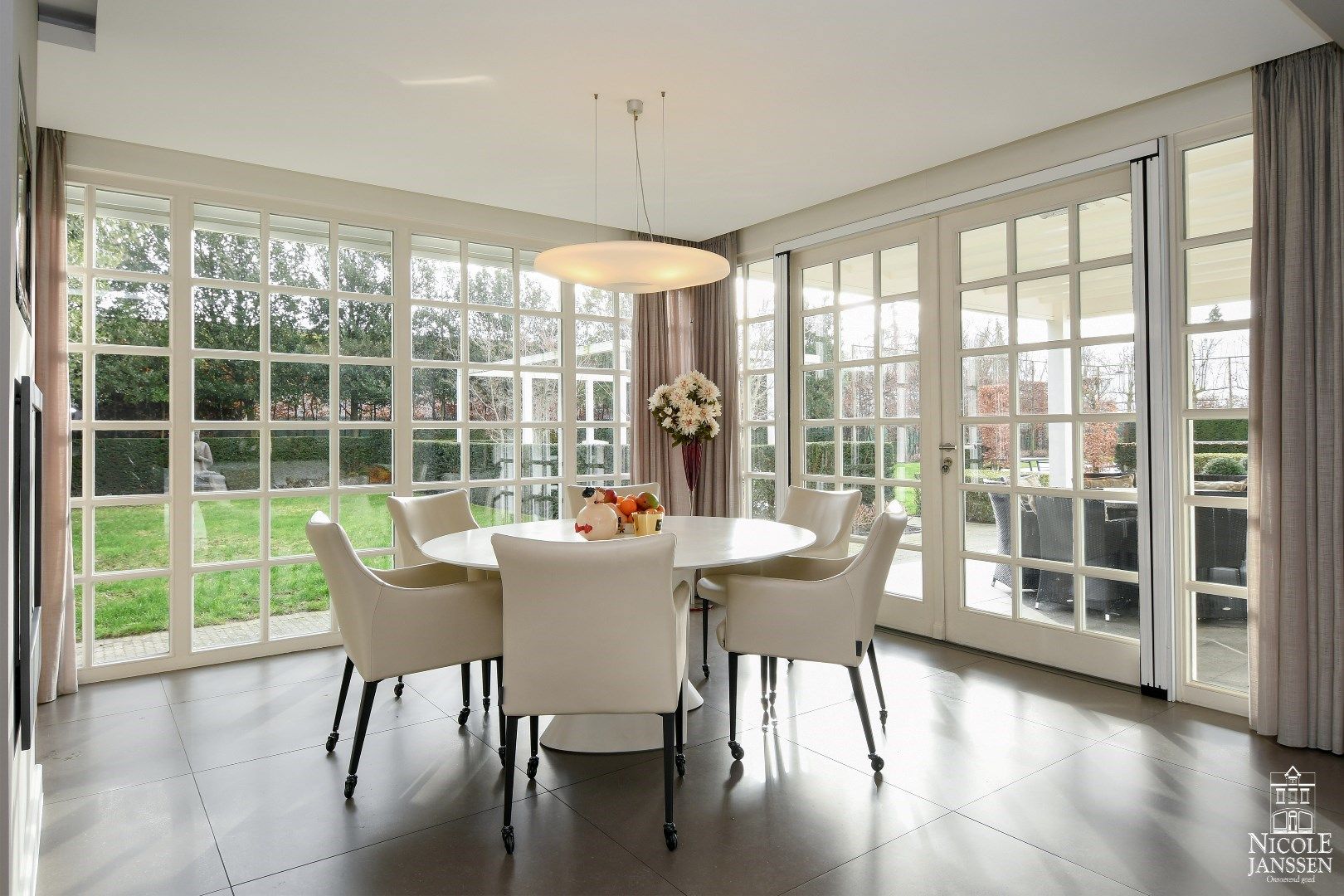 Luxueus en ruim ingedeeld landhuis met naastliggend garagegebouw met appartement foto 8
