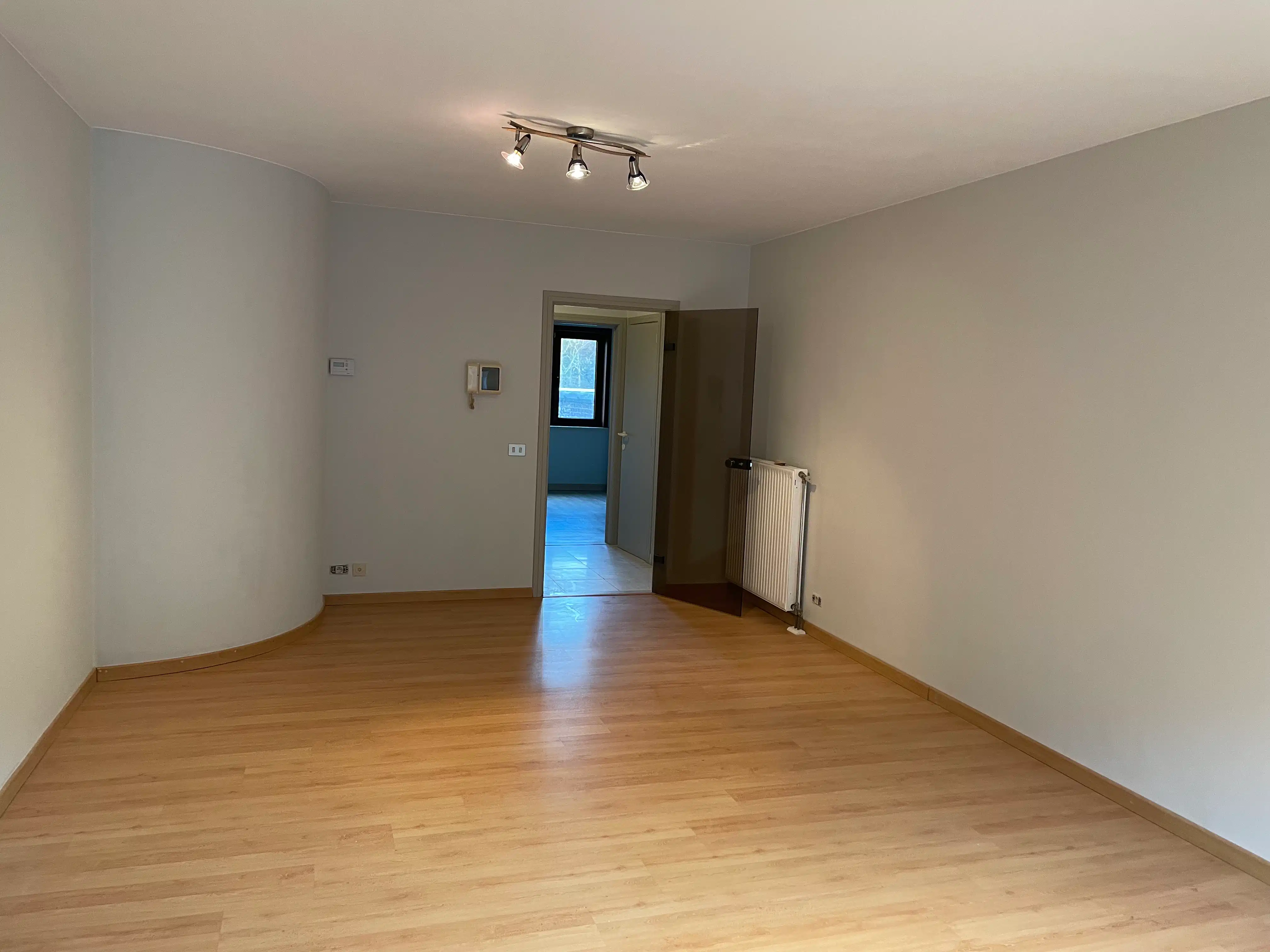 Gunstig gelegen instapklaar twee slaapkamer appartement + ruim terras foto 4