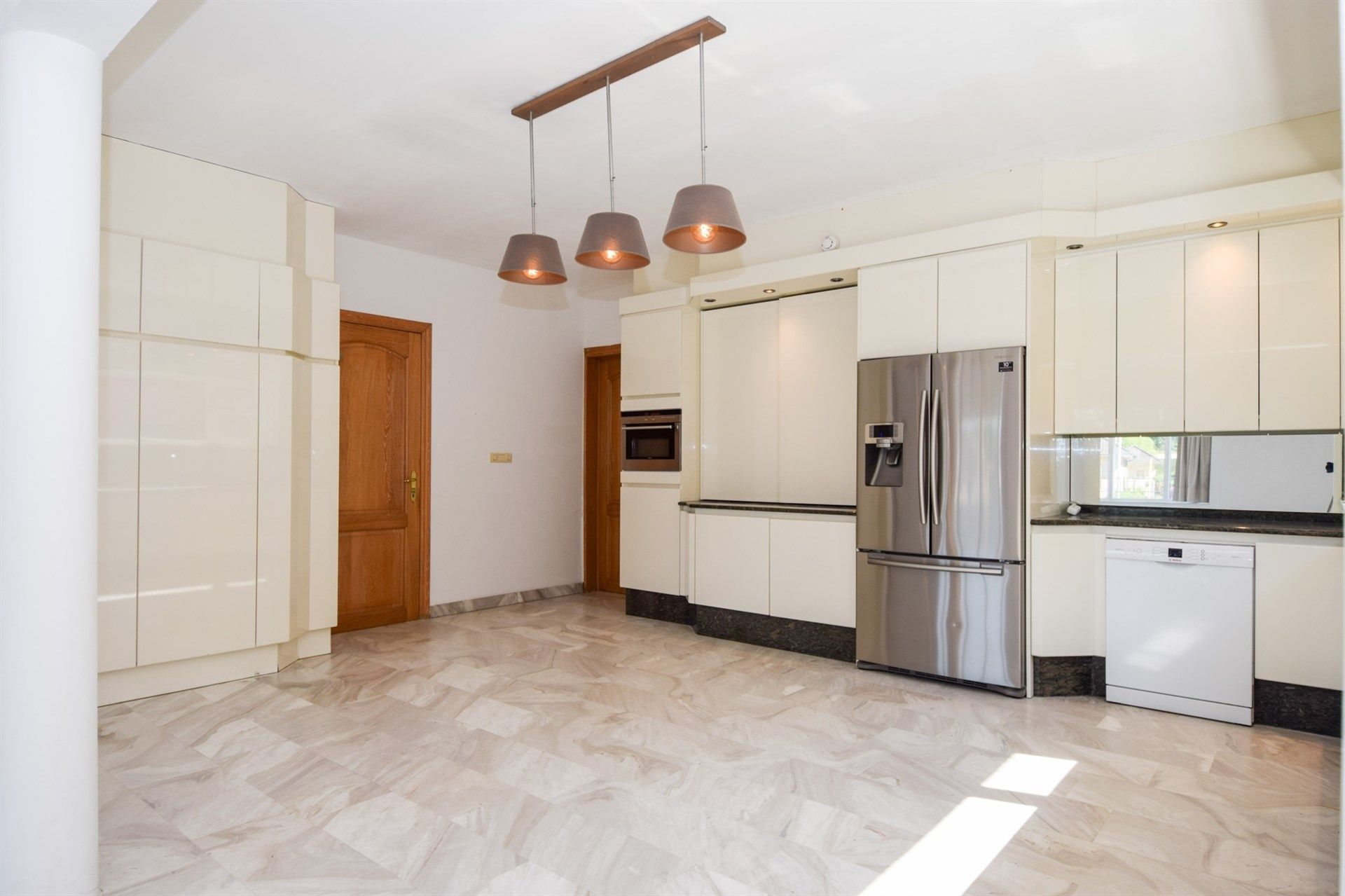 Ruime, op te frissen villa woning op een mooi perceel van 1.583m² foto 6