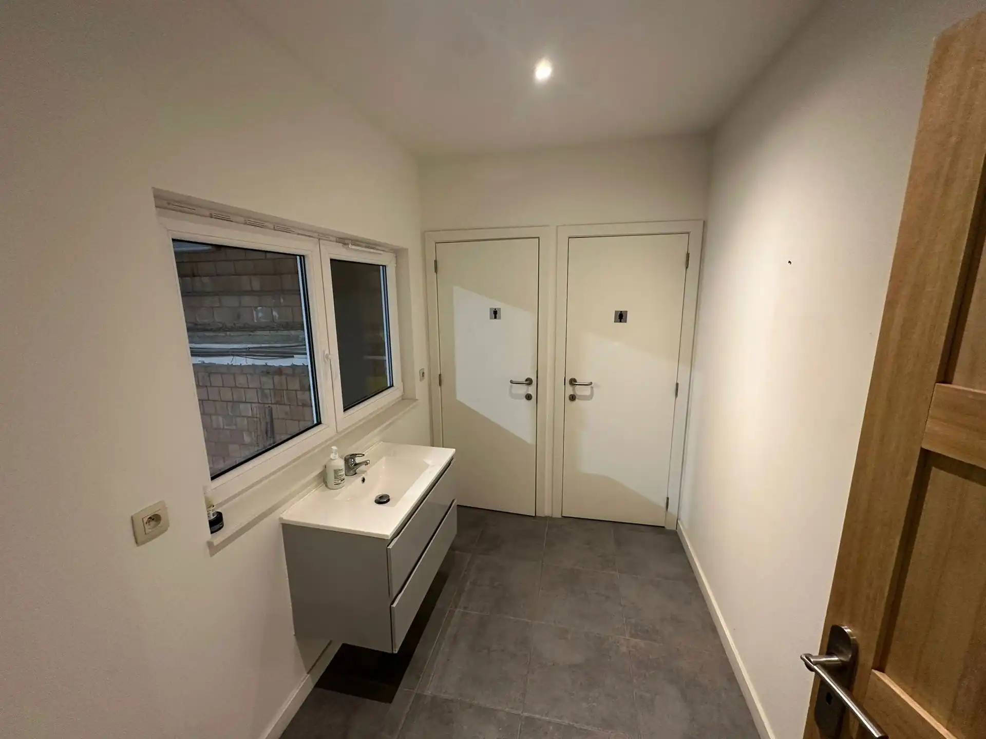 Magazijn + kantoor te huur foto 12