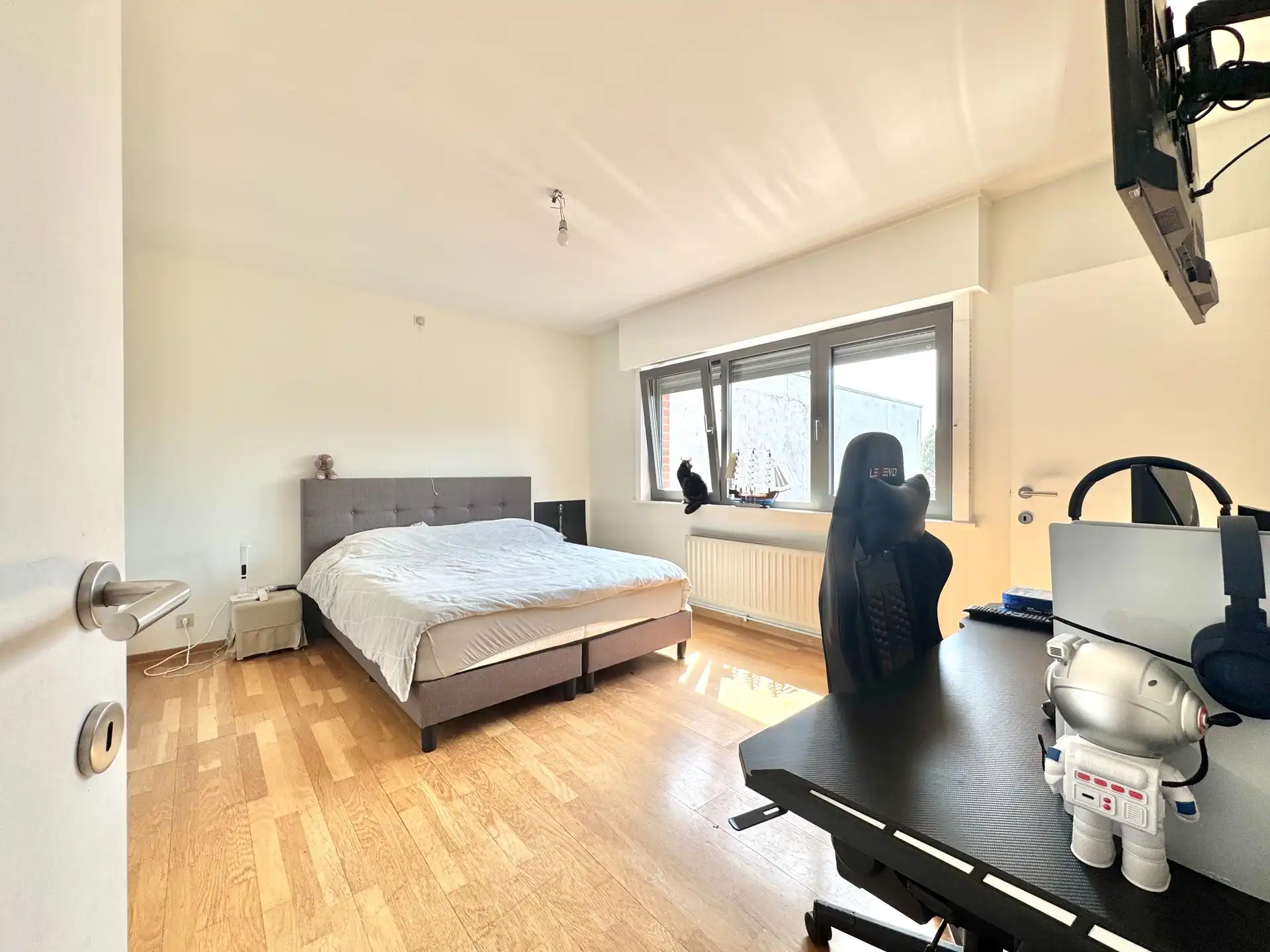 BREDE GEVEL- WOONST| HANDELSGELIJKVLOERS OF KANTOOR| DUBBELE GARAGE | TUIN |1.055 M² foto 37