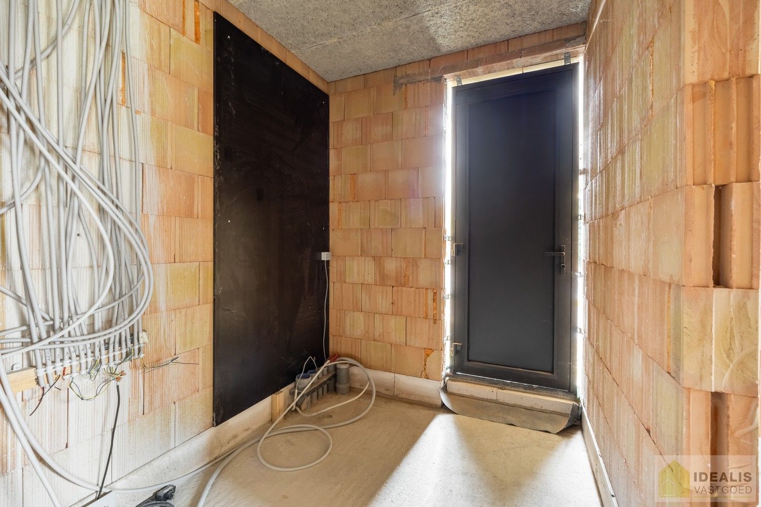 IDEALIS VASTGOED – RUIME (CASCO/VERDER AF TE WERKEN) NIEUWBOUWVILLA MET DE PERFECTE INDELING, EEN HEERLIJKE LEEFRUIMTE, KANTOOR, EXTRA RUIME BERGING, 3 RUIME SLAAPKAMERS, 3 BADKAMERS, CARPORT EN OVERDEKT TERRAS OP EEN RIANT PERCEEL VAN MAAR LIEFST 29A 51CA MET VRIJE ZICHTEN EN DE PERFECTE ORIENTATIE! foto 11