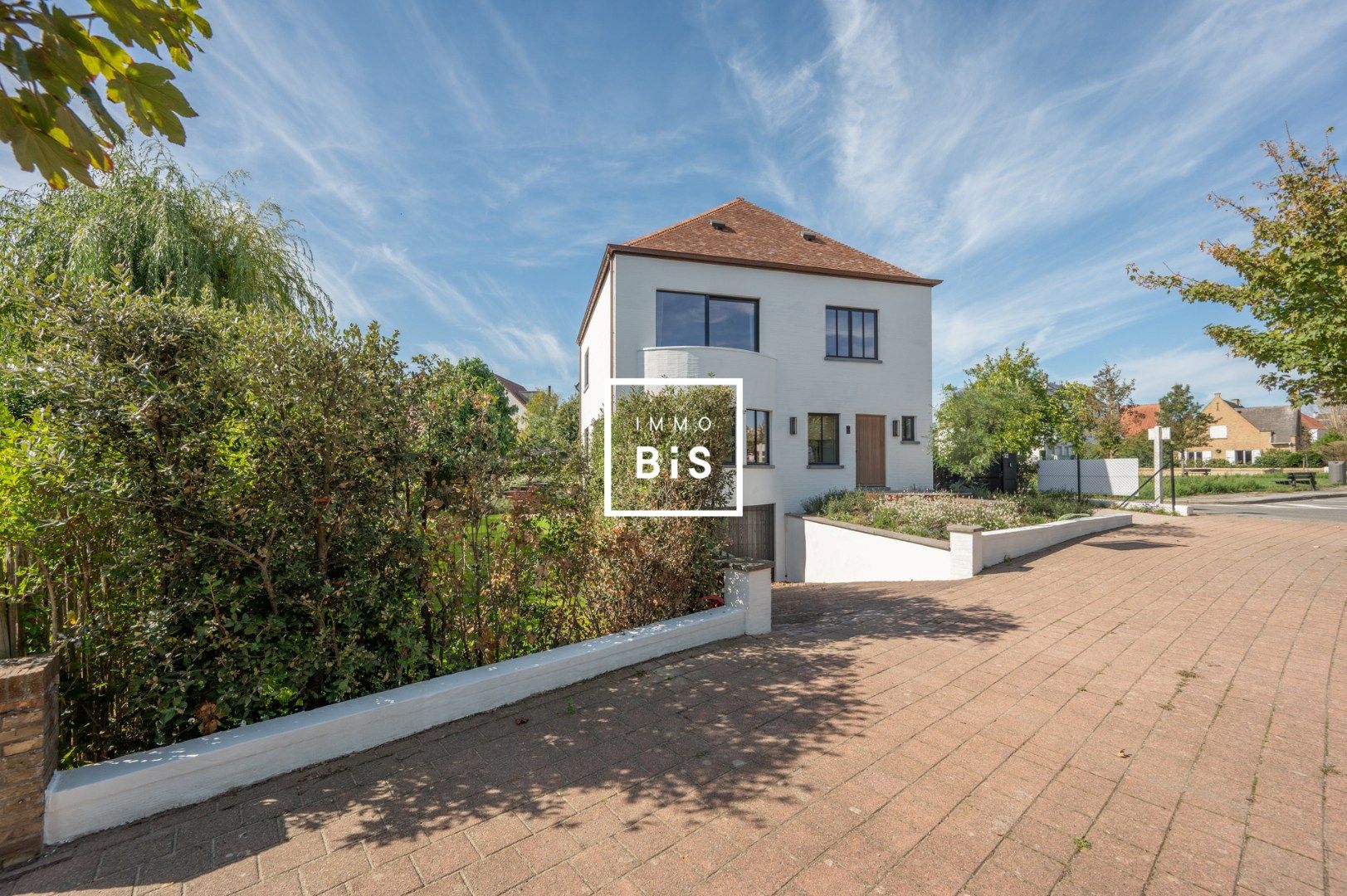 Stijlvol gerenoveerde villa op toplocatie in Duinbergen foto {{pictureIndex}}