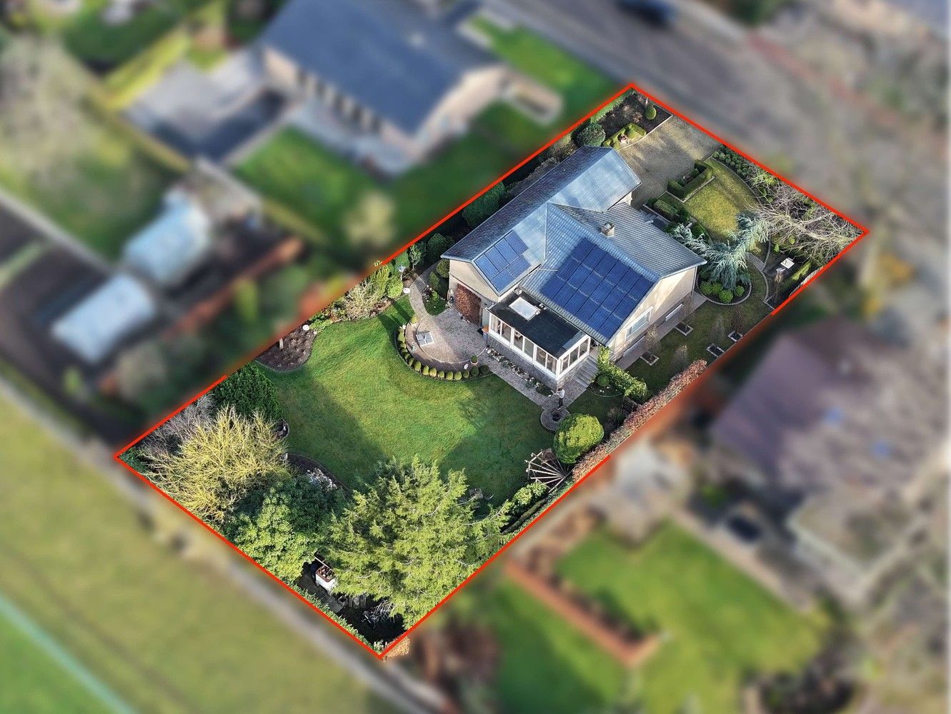 Charmante split-level bungalow met tuinkamer en uitstekende energieprestatie (label B) foto {{pictureIndex}}