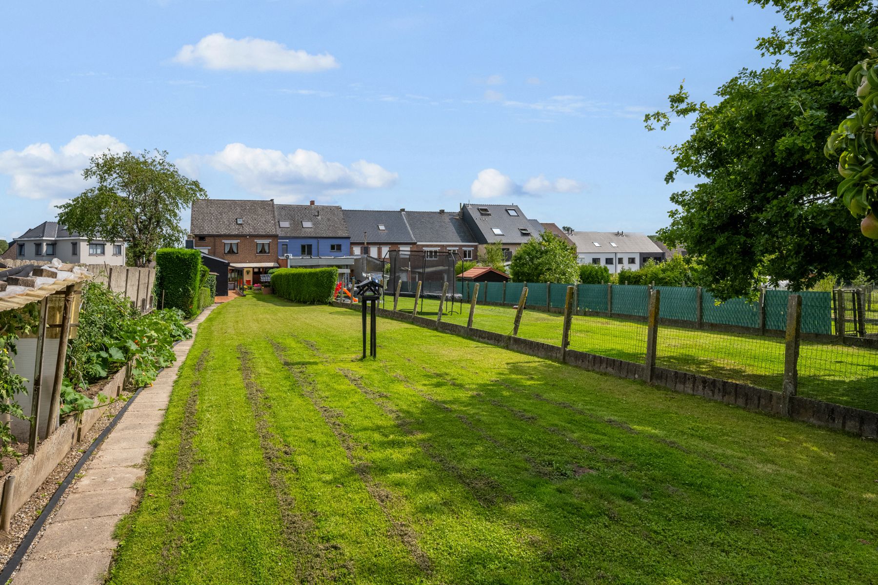 Te koop woning met inpandige garage, 4slpk's  en grote tuin  foto 27
