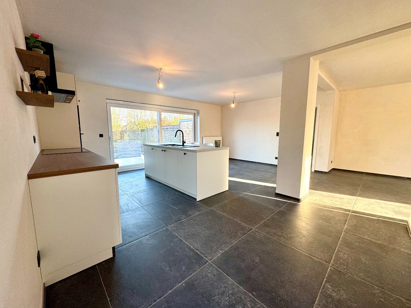 GERENOVEERDE HALFOPEN WONING MET 3 SLPKS, 2 BADKAMERS, TUIN EN GARAGE foto 13