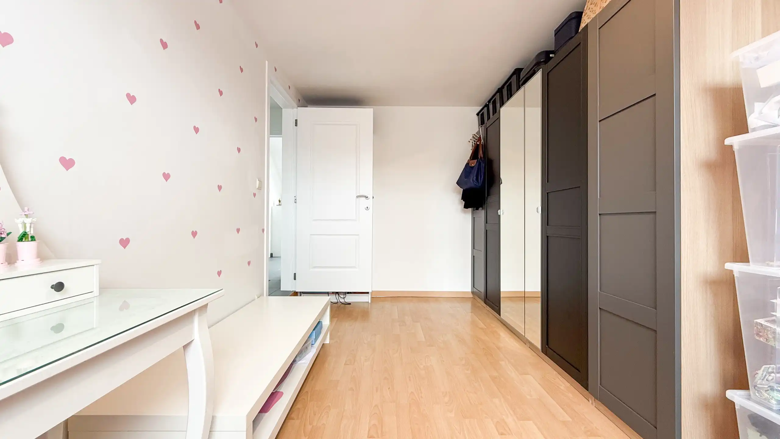 Zeer ruim appartement met 4 slaapkamers en parking in Tuilt! foto 27