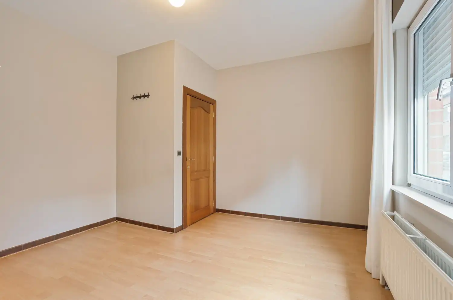 Gelijkvloers appartement met 2 slaapkamers, een ruim terras, 2 autostaanplaatsen, een kelder en een tuin grenzend aan de Vijvers van Bellefroid te Leuven! foto 12