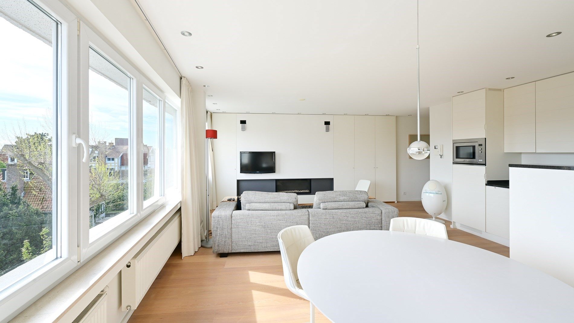 Verzorgd appartement met aangename gevelbreedte genietend van een prachtig open zicht op de villa's, gelegen in het centrum van Knokke. foto 5