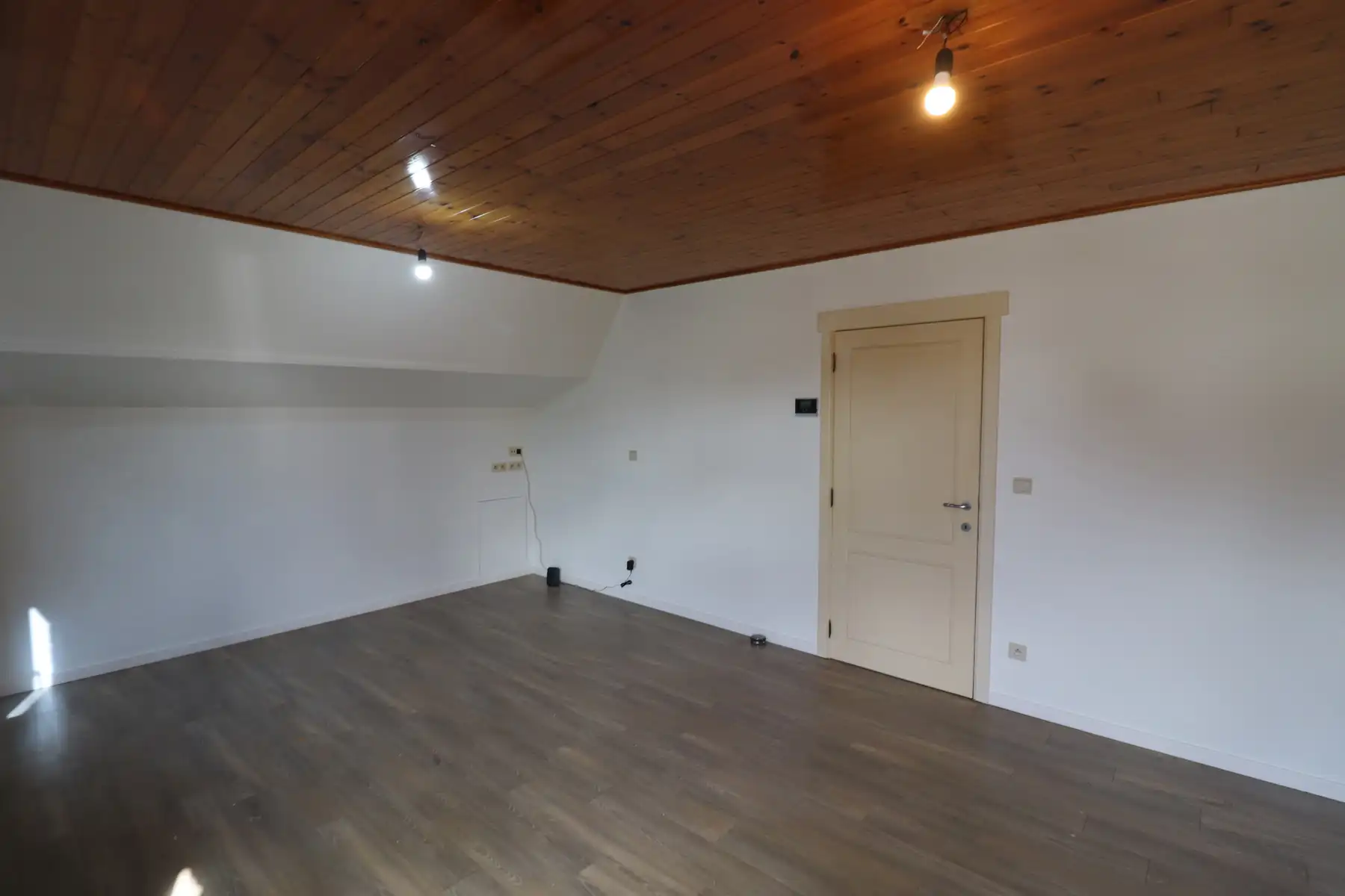 Appartement op de 1ste verdieping met carport/tuinberging en terras met tuin. foto 8