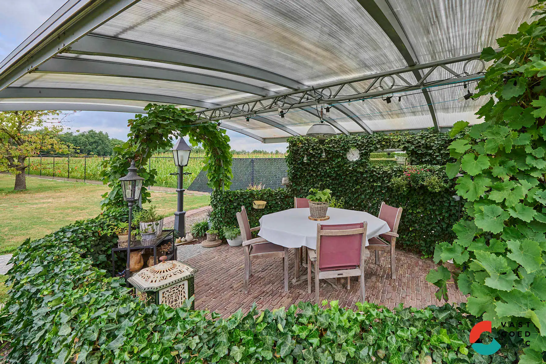 Ruime gezinswoning omringd door groen op een perceel met vrij uitzicht foto 23