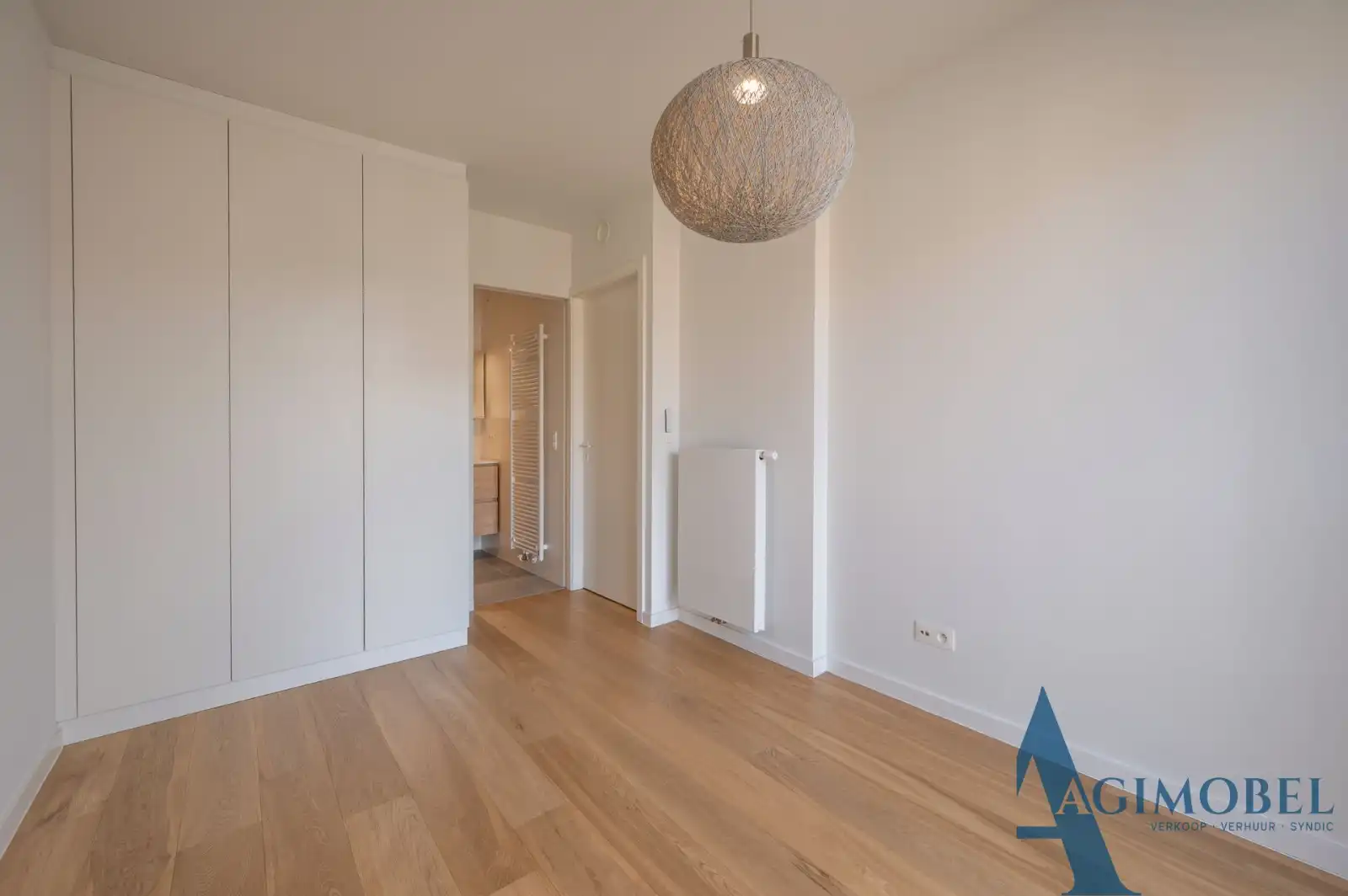 Luxe tweeslaapkamer appartement met licht, ruimte en een vleugje zeezicht op een toplocatie in Knokke. foto 9