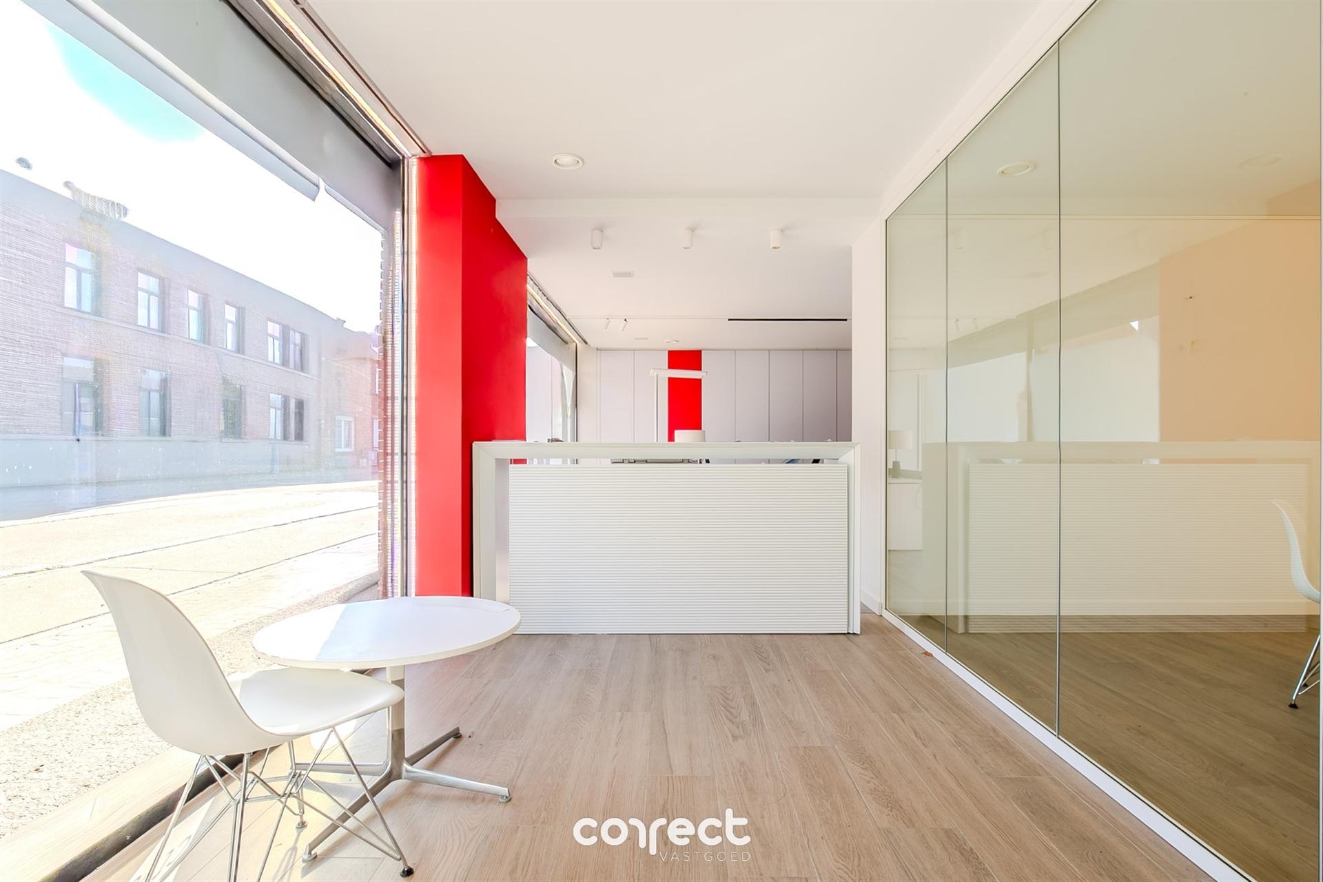 Perfect gelegen kantoor met voorzieningen en etalage. foto 5