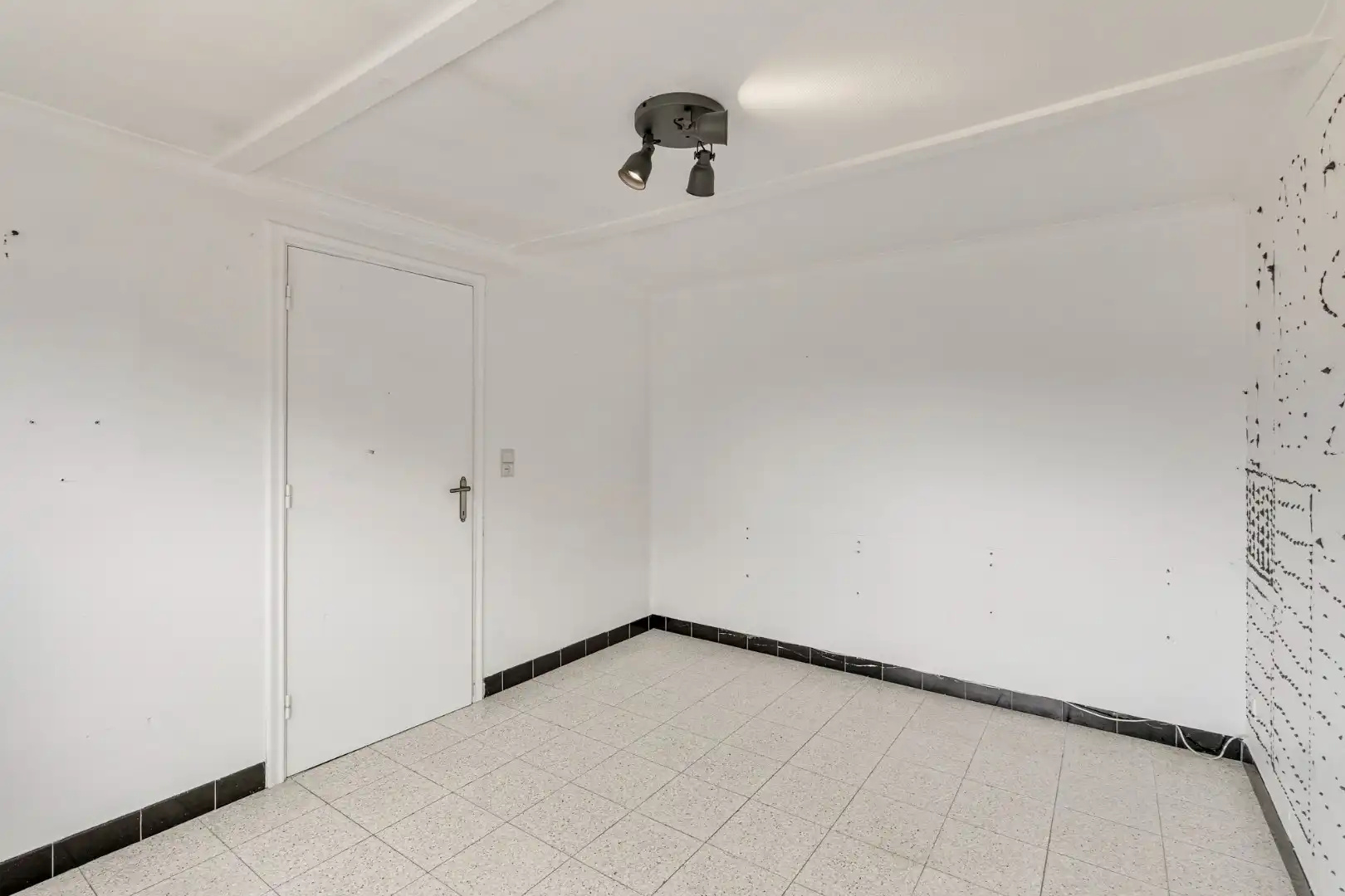 Te renoveren halfvrijstaande gezinswoning op een perceel van 5a03ca te Neeroeteren!  foto 7