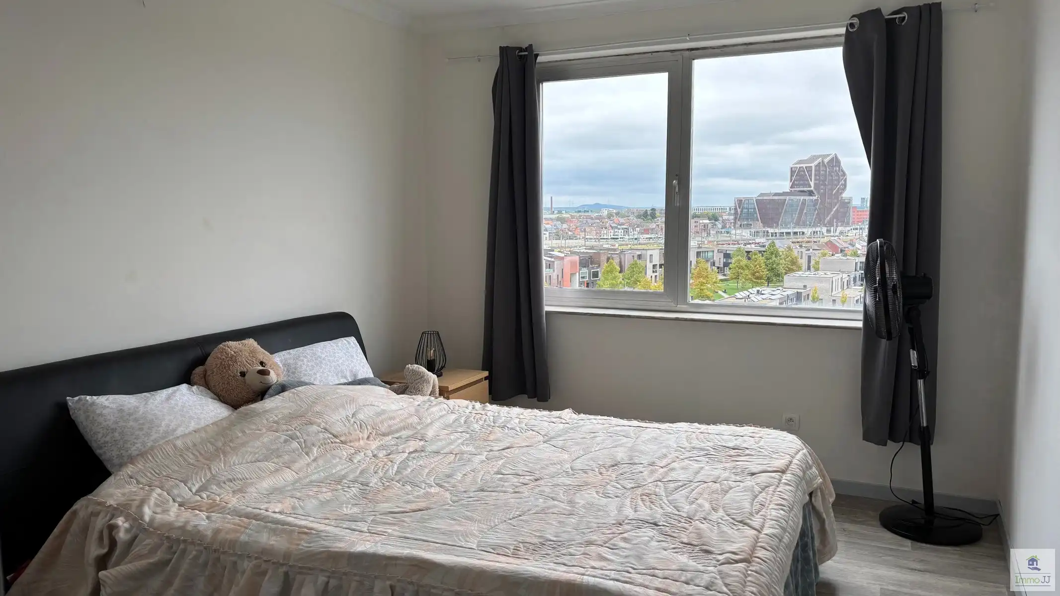 Vernieuwd app. met 2 slaapkamers en parking foto 6