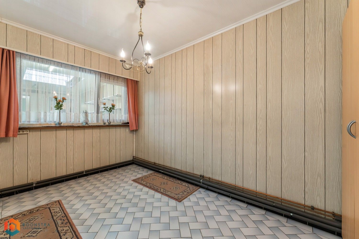 Te renoveren woning met veel mogelijkheden en achteruitgang met dubbele garage foto 11