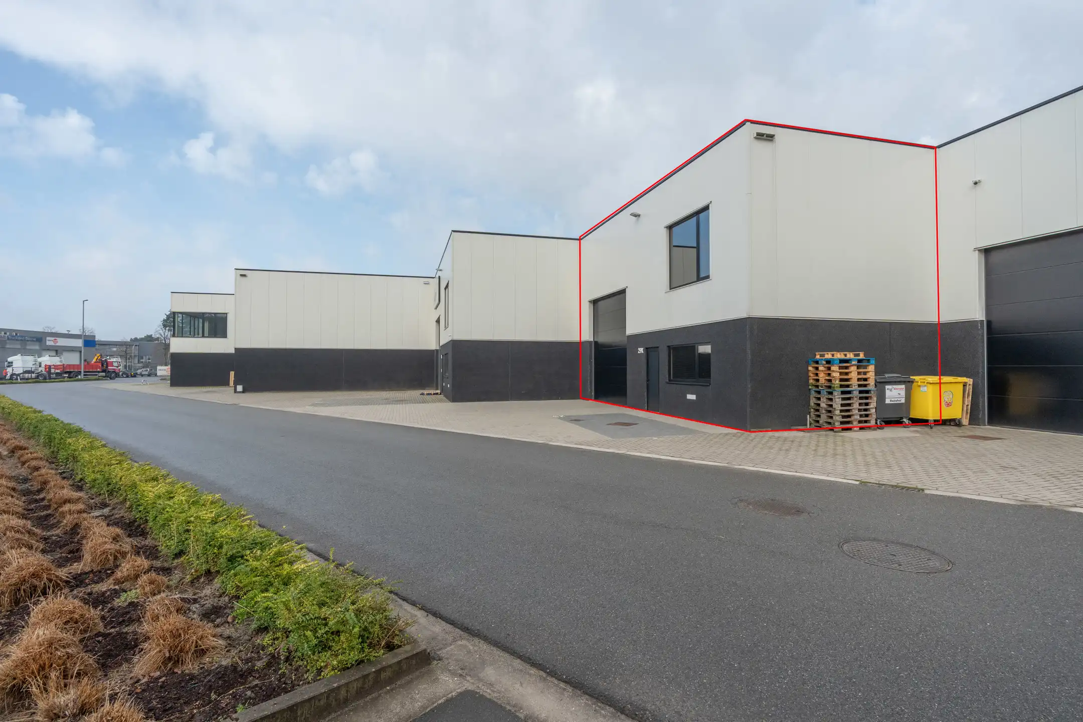 KMO-unit van 180m² met kantoorruimte en autostaanplaats foto 2