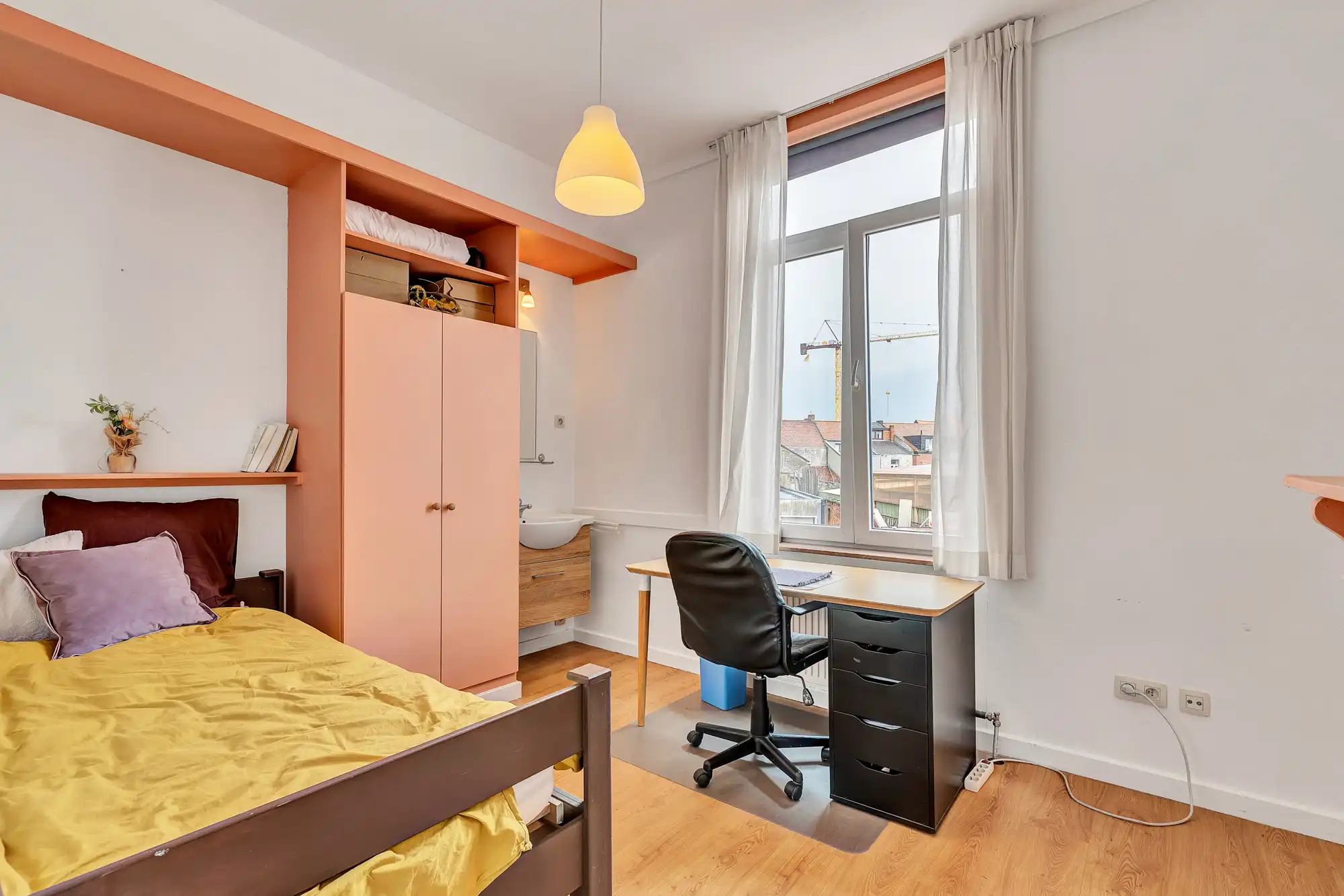Instapklare rijwoning met 4 slpks, 2 badkamers en terras foto 12