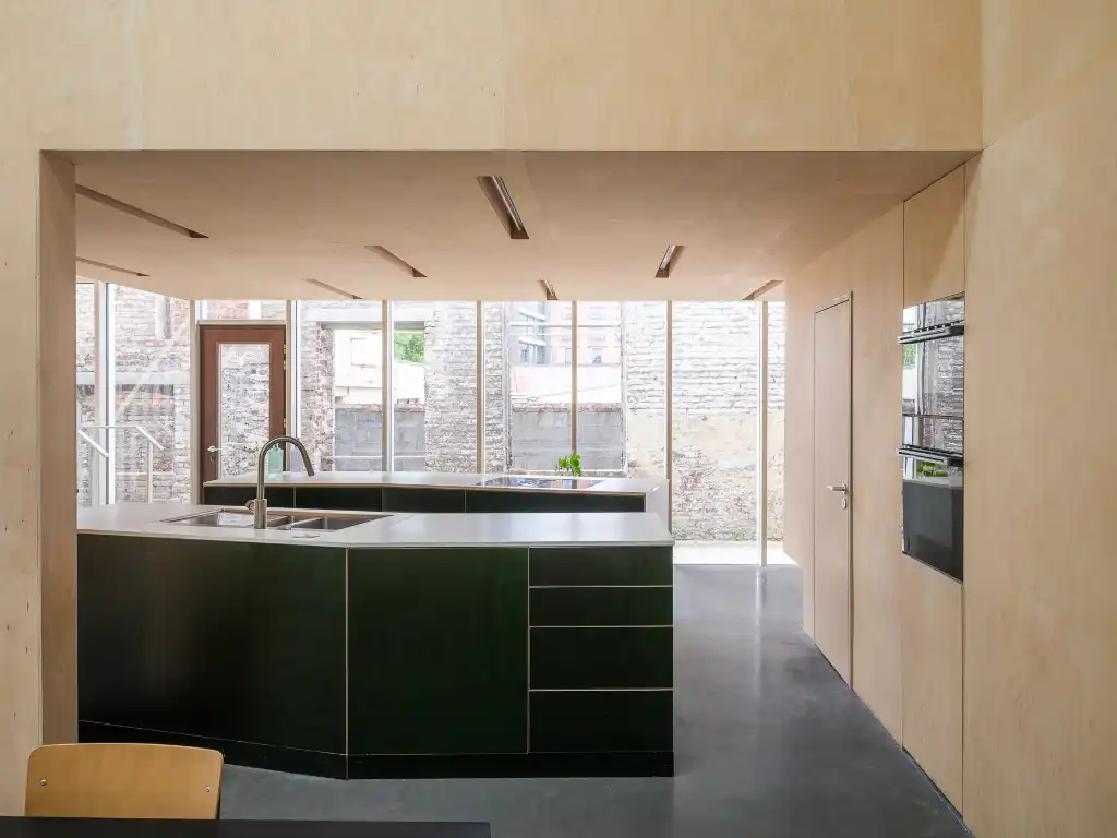 Uniek vastgoed! Exclusieve en creatieve site met twee kantoorruimtes, een polyvalent handelspand, een short-staystudio en een bijzonder architecturale split-levelwoning met ruime tuin, op een boogscheut van het stadscentrum. foto 12