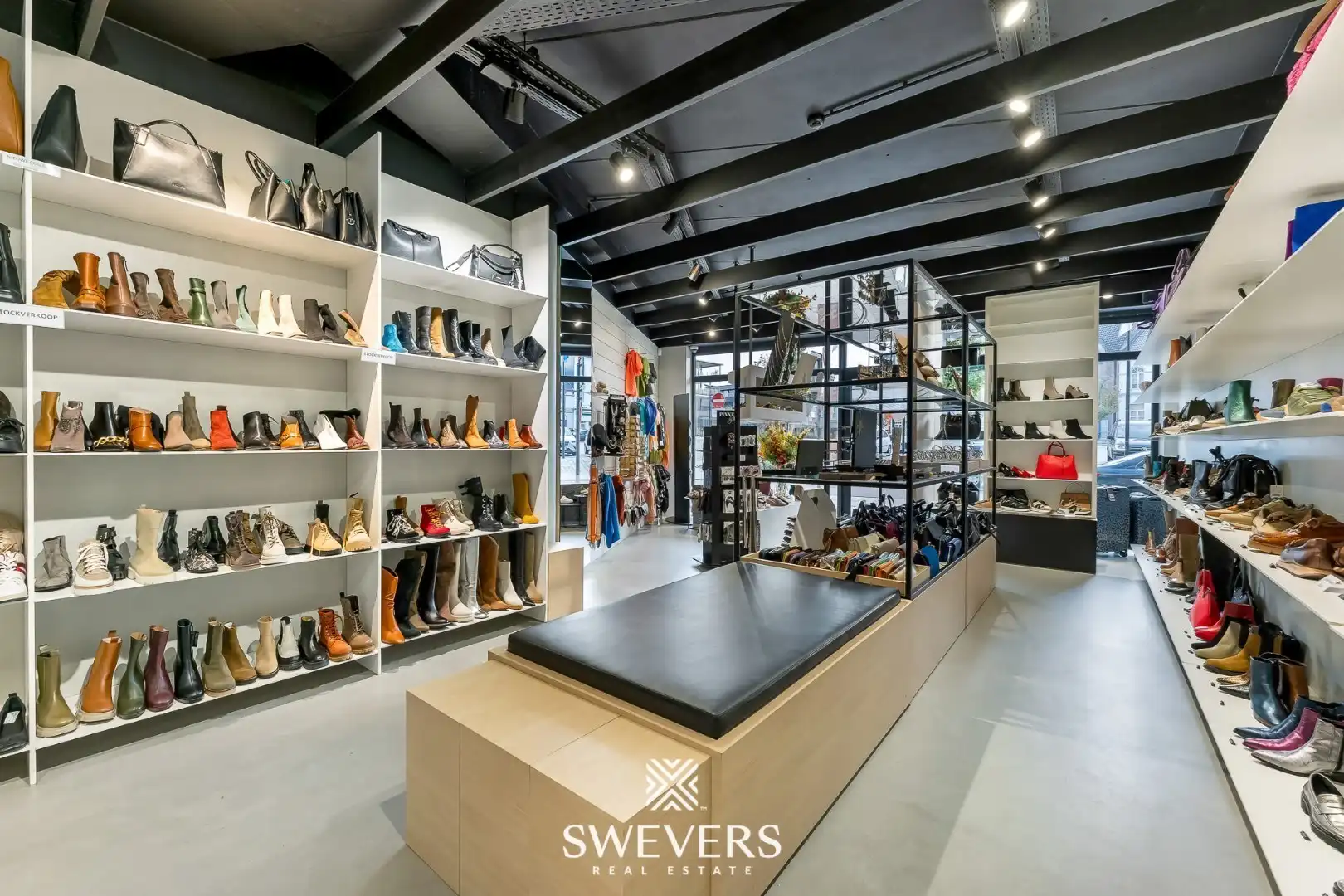 Instapklaar handelspand te huur op de markt in Beringen foto 12