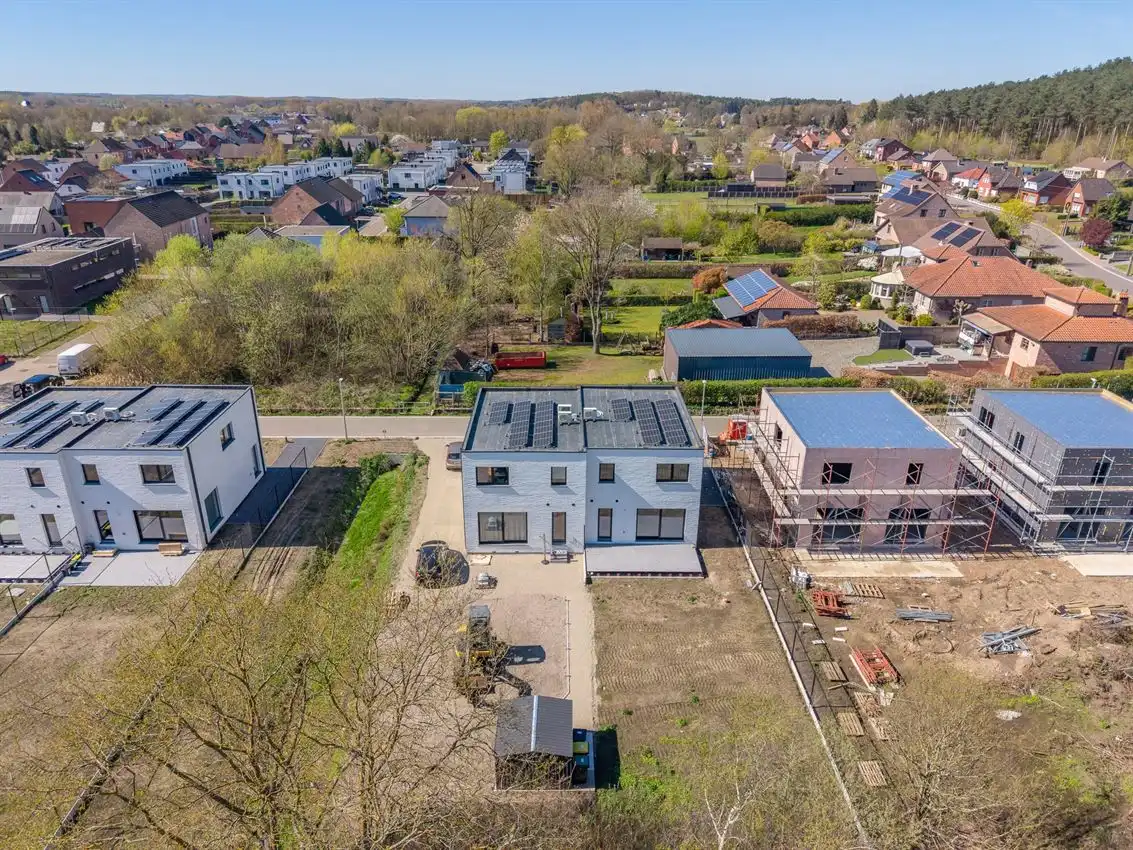 Kwalitatief afgewerkte nieuwbouwwoning met 3 slk. foto 30