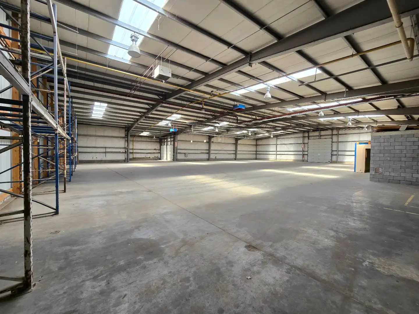 Ruime magazijn-/bedrijfsruimte van ca. 1.200 m² met 5 sectionaalpoorten en 3 laadkades op goed bereikbaar industrieterrein foto 8