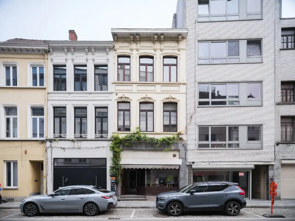 Hoofdfoto van de publicatie: Te renoveren handelshuis (266 m²) met stadstuin. Wonen en werken in het centrum van Gent.