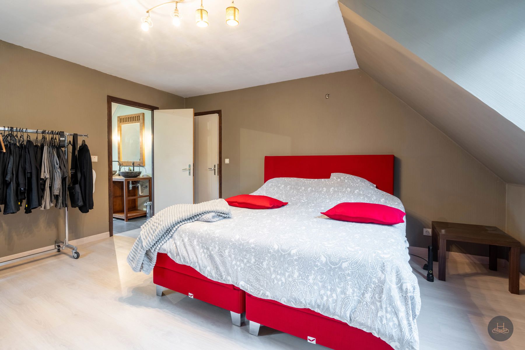 Unieke gerenoveerde villa in het groen met prachtig zwembad foto 20