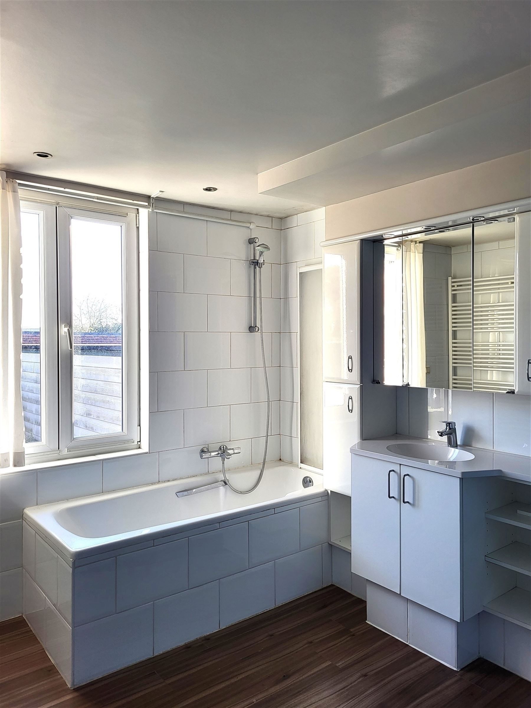 Gerenoveerde woning met twee slaapkamers en groot terras foto 5