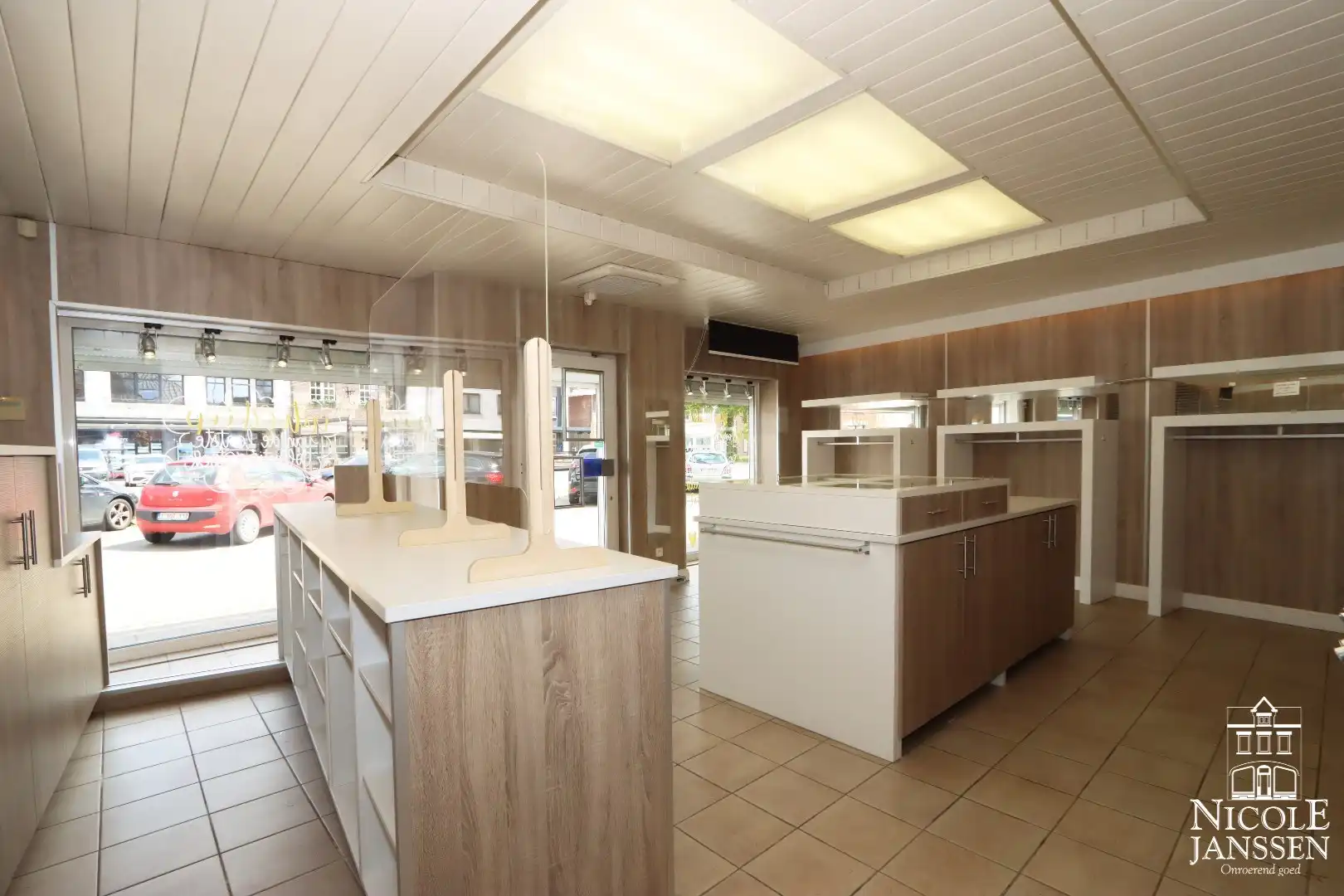 Instapklaar handelspand met ruim ingedeelde woning met leuk tuintje foto 2