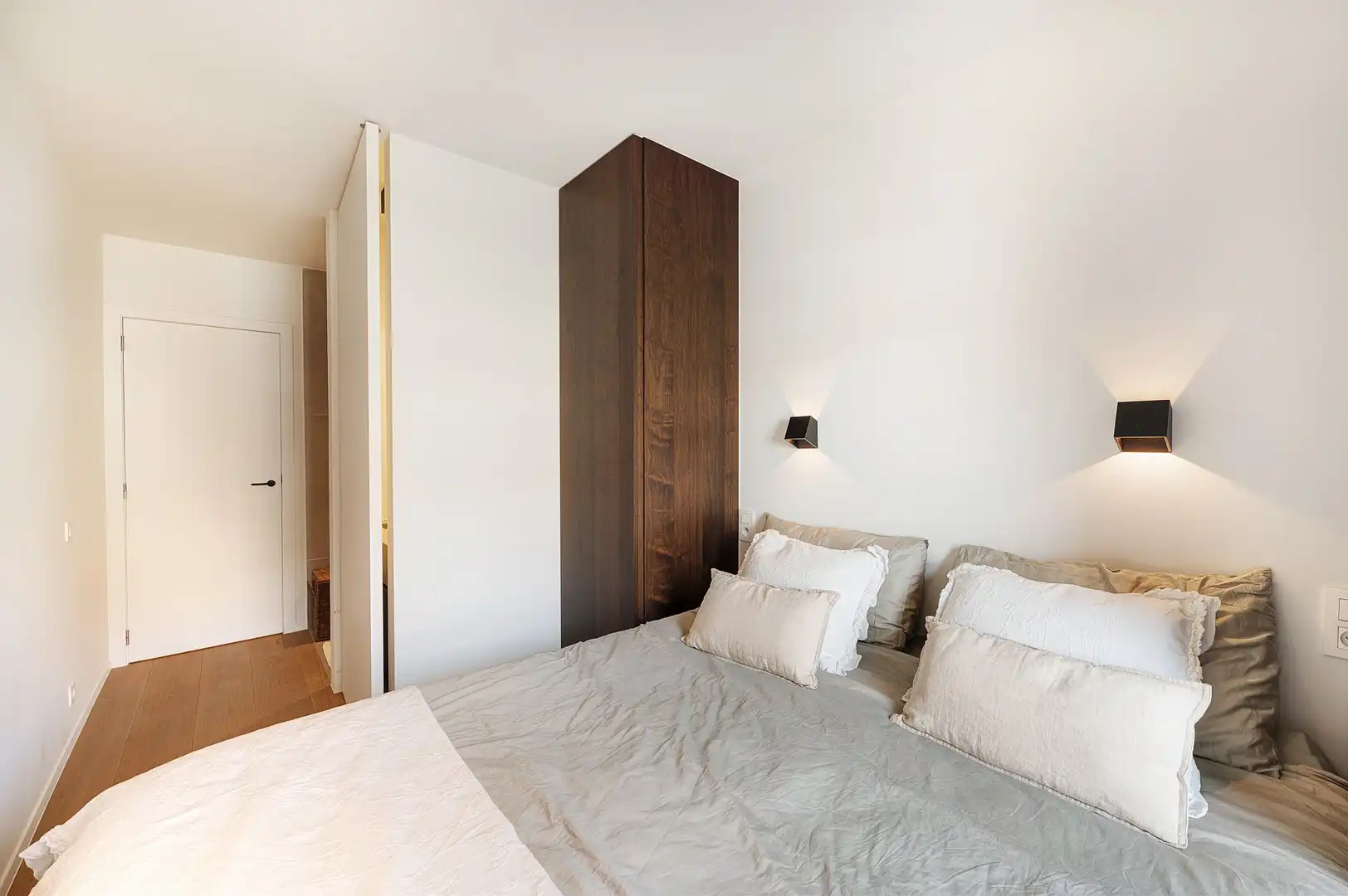 Luxueus gerenoveerd 3-slaapkamerappartement nabij zee. foto 21