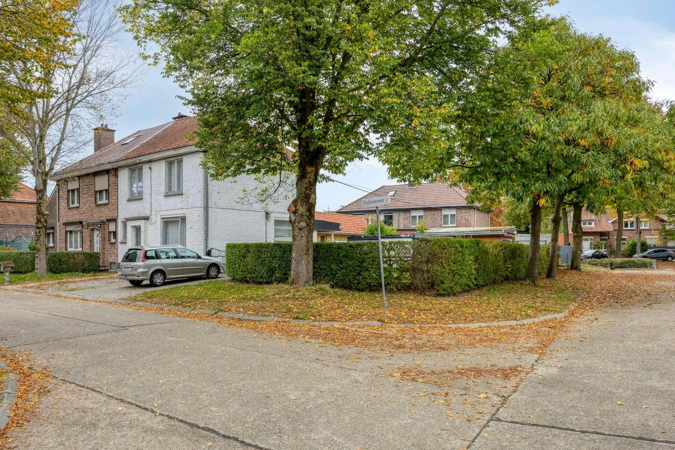Te renoveren woning met zonnige tuin in Genk foto 22
