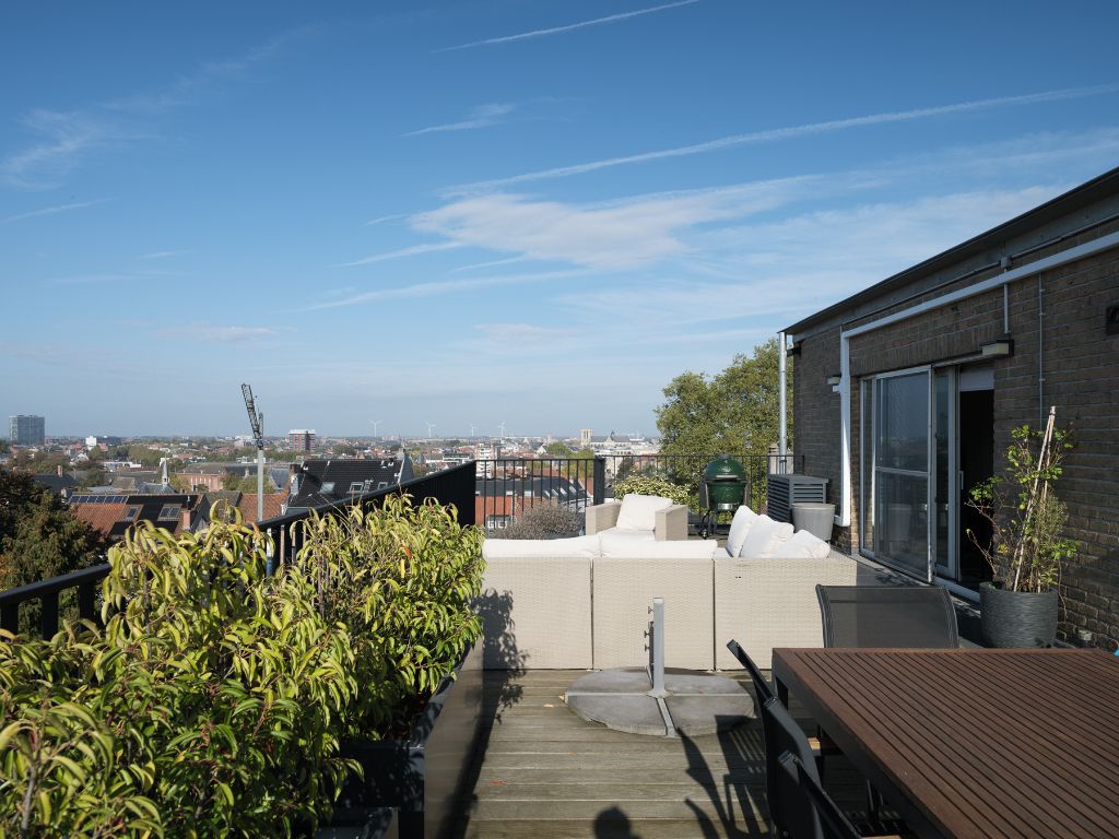 Unieke opportuniteit - Bijzonder dakappartement met 2 slaapkamers en uitzonderlijke terrassen (totaal +- 100m2) met weidse zichten, ideaal gelegen tussen het stadscentrum en het Citadelpark. foto {{pictureIndex}}