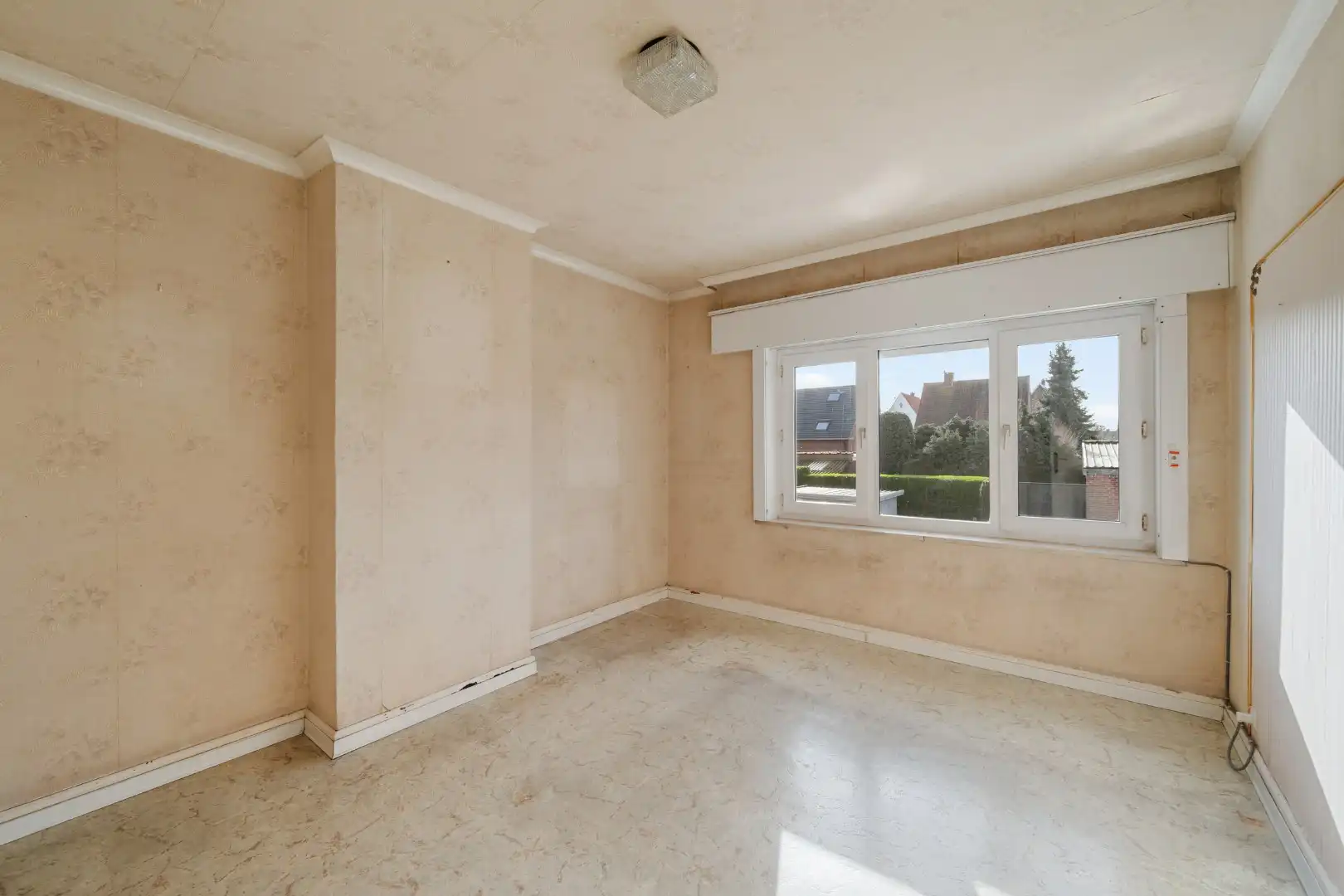 Woning met 3 slaapkamers en grote zolder, garage en zonnige tuin in Izegem foto 11