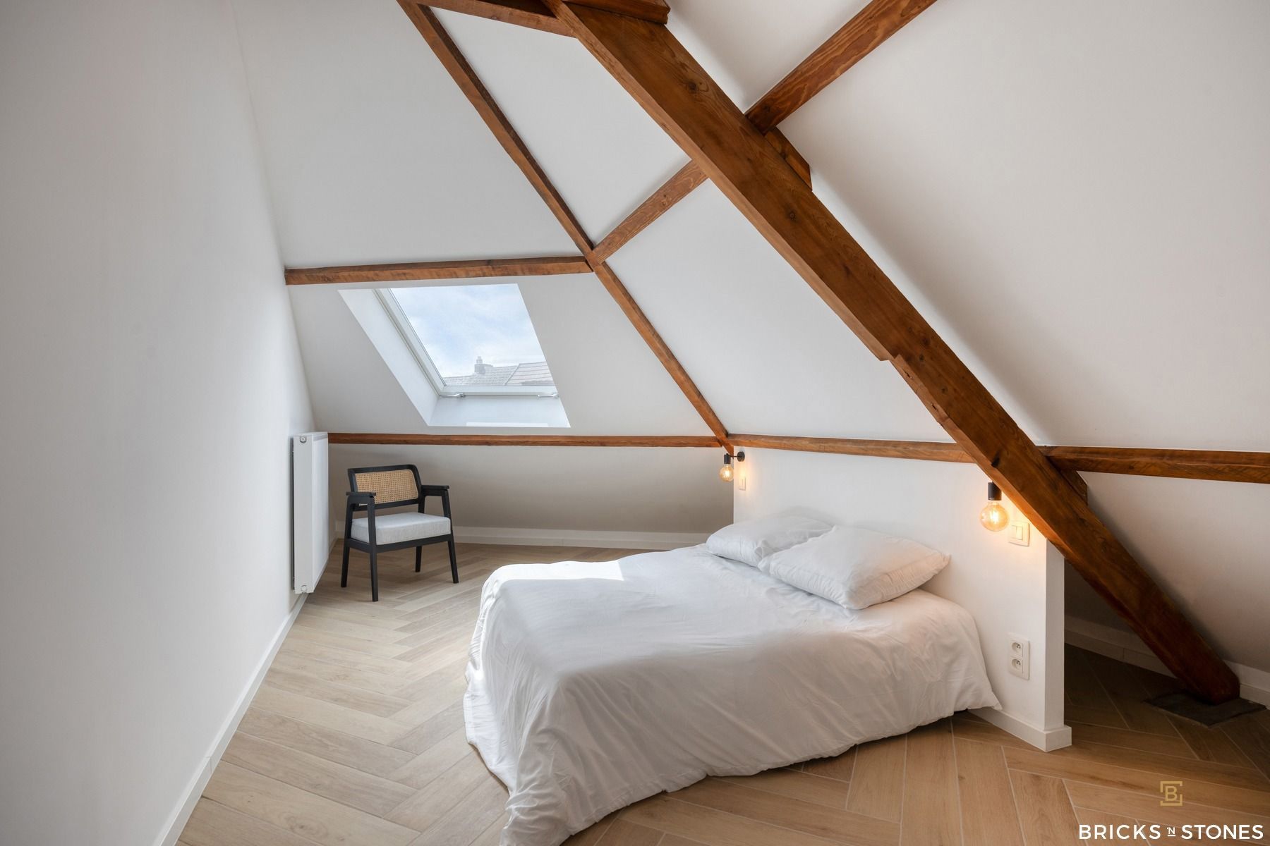 Zeer ruime halfopen bebouwing met praktrijkruimte en prachtige tuin foto 15