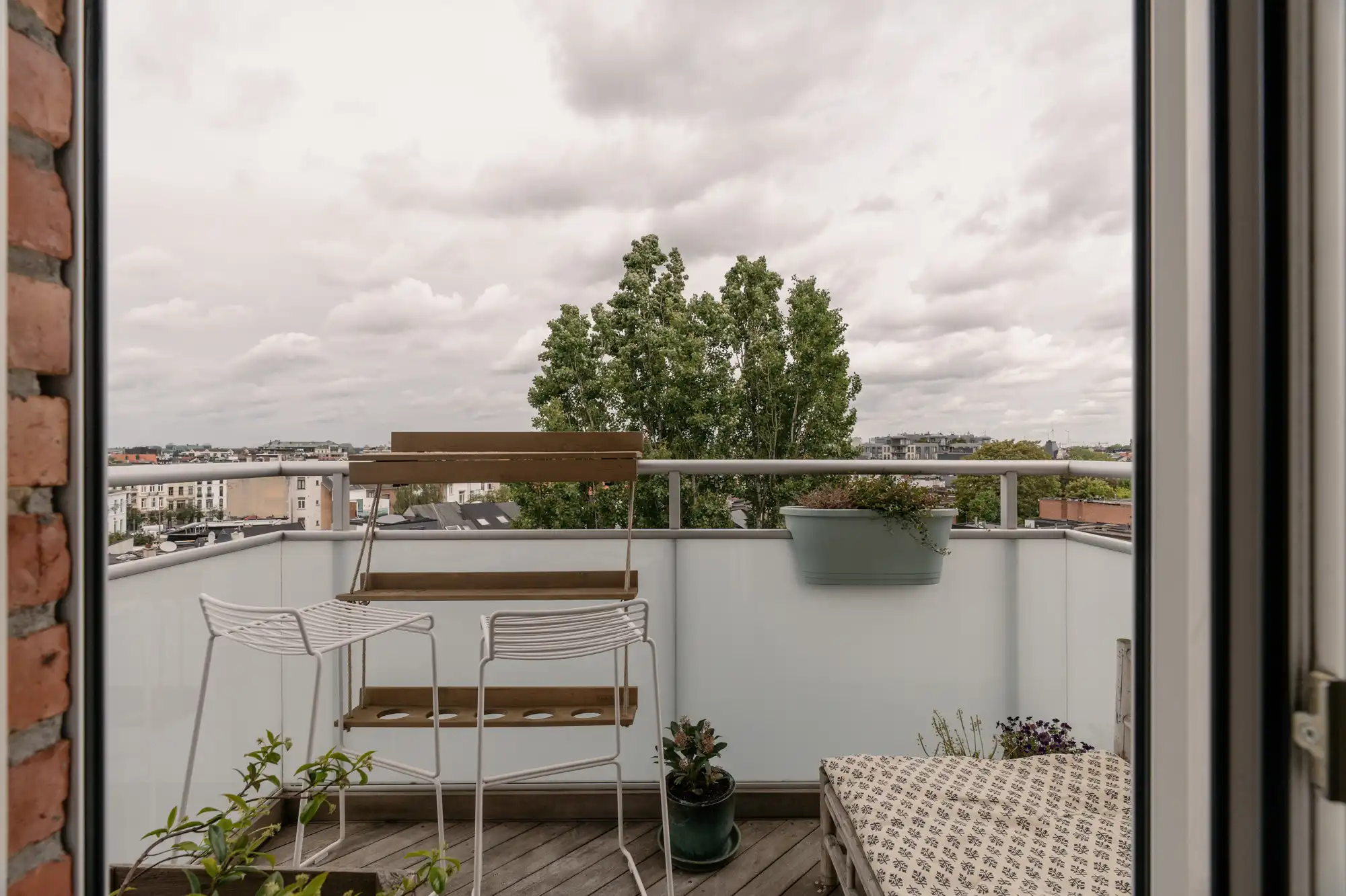Een architecturaal penthouse met zicht op groene kruinen en het Koninklijk Museum van Schone Kunsten foto 17